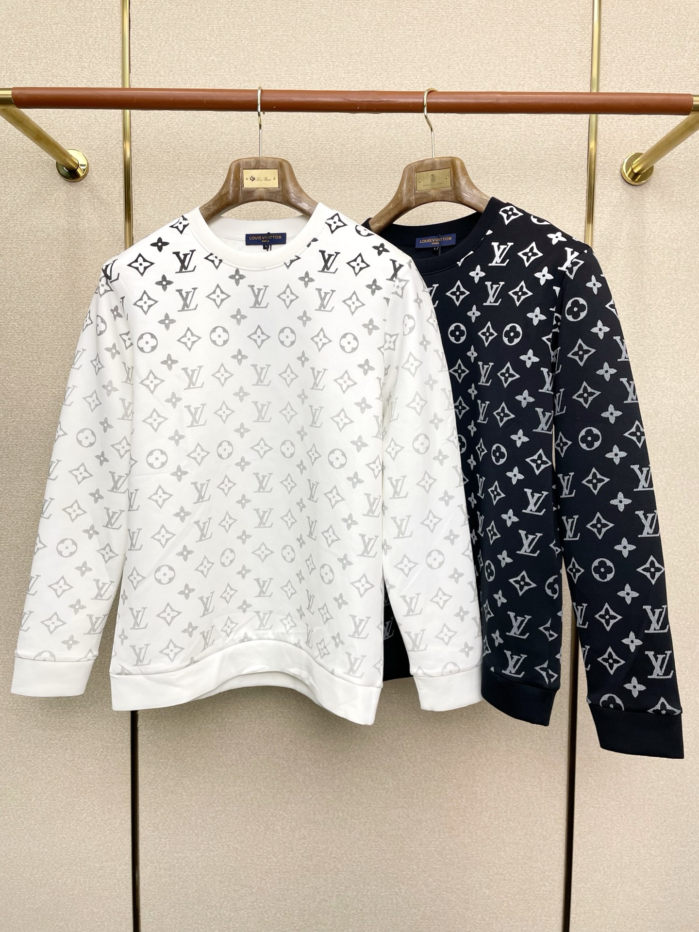 NO:684916,.Louis Vuitton's new original men's casual sweatshirt, which is a must-have, high-end customization, high-end version, fashionable and versatile, popular imported fabrics, super soft and delicate feel, skin-friendly and comfortable to wear, high-end boutique, factory finely made upper body is very good, men's must-have item, three standards complete, size M-4XL,,louis vuitton,louis vuitton,hoodie,sweatshirts,19860909.Louis Vuitton路易威登砸锅卖铁都要上的新款新款原单男士休闲卫衣 高端定制 高端版本 时尚百搭爆款进口面料 手感超柔软细腻 穿着亲肤舒适 高端精品 代工厂精细做上身非常赞 男士必备单品 三标齐全 码数M-4XL,,louis vuitton,louis vuitton,hoodie,sweatshirts,,Men's clothing