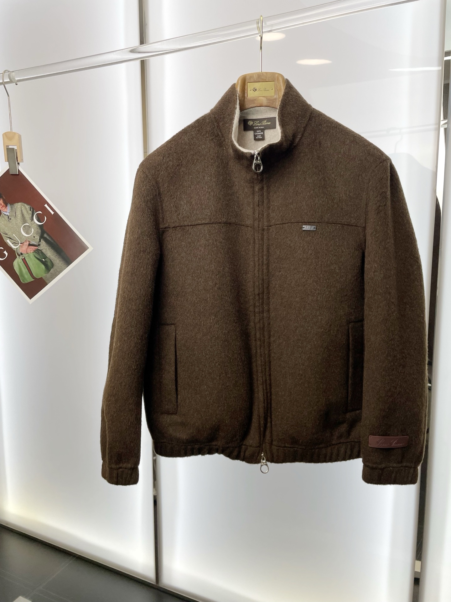 NO:684946,.Short coat - LP-Loro Piana, a must-have new style of men's wool double-sided woolen coat, short zippered classic woolen coat, channel special supply, high-end goods official website counter synchronization, old money style, simple and classic hot style. Simple, neat and refreshing business, quality workmanship details can withstand any form of inspection, definitely produced by a major factory, presenting a brand new look, giving you a unique upper body experience!  All have gone through a strict selection process, original custom-made buttons, imported Suli alpaca velvet, simple, elegant and versatile, with an elegant and handsome upper body, giving you a brand new sense of sight!  The appearance is incomparable, the details are in place, the upper body is not picky, and it is a must-have. Size M-3XL (too large),, loro piana, loro piana, jackets & coats,19860909.短款大衣-LP-Loro Piana诺悠翩雅砸锅卖铁都要上的新款新款原单男士羊毛双面呢外套短款拉链经典毛呢外套渠道特供 高端货官网柜台同步 老钱风格 简约经典大爆款.简洁利落又清爽商务,品质做工细节经得起任何形式检验,绝对大厂代工出品 呈现一种焕然一新,赋予你与众不同的上身体验！均经过严格的挑选工序,原版定制纽扣,进口苏力羊驼绒 简约大方百搭款 上身优雅帅气,焕然一新的即视感！品相无敌,细节都很到位,上身不挑人,必入的自留款. 码数M-3XL（偏大）,,loro piana,loro piana,jackets & coats,,Men's clothing