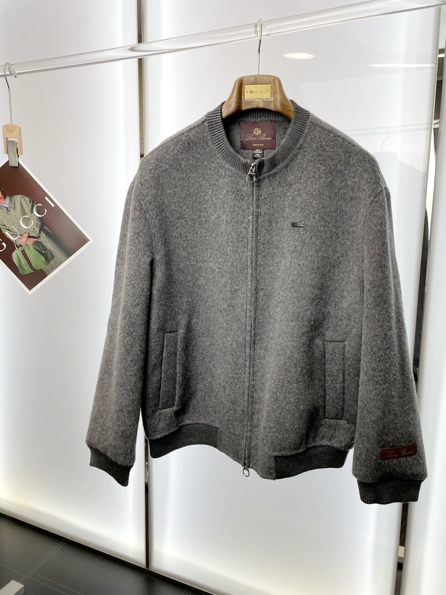 NO:684953,.Short coat - LP-Loro Piana, a must-have new style of men's wool double-sided woolen coat, short zippered classic woolen coat, channel special supply, high-end goods official website counter synchronization, old money style, simple and classic hot style. Simple, neat and refreshing business, quality workmanship details can withstand any form of inspection, definitely produced by a major factory, presenting a brand new look, giving you a unique upper body experience!  All have gone through a strict selection process, original custom-made buttons, imported Suli alpaca velvet, simple, elegant and versatile, with an elegant and handsome upper body, giving you a brand new sense of sight!  The appearance is incomparable, the details are in place, the upper body is not picky, and it is a must-have. Size S-3XL (too large), loro piana, loro piana, jackets & coats,19860909.短款大衣-LP-Loro Piana诺悠翩雅砸锅卖铁都要上的新款新款原单男士羊毛双面呢外套短款拉链经典毛呢外套渠道特供 高端货官网柜台同步 老钱风格 简约经典大爆款.简洁利落又清爽商务,品质做工细节经得起任何形式检验,绝对大厂代工出品 呈现一种焕然一新,赋予你与众不同的上身体验！均经过严格的挑选工序,原版定制纽扣,进口苏力羊驼绒 简约大方百搭款 上身优雅帅气,焕然一新的即视感！品相无敌,细节都很到位,上身不挑人,必入的自留款. 码数S-3XL（偏大）,,loro piana,loro piana,jackets & coats,,Men's clothing