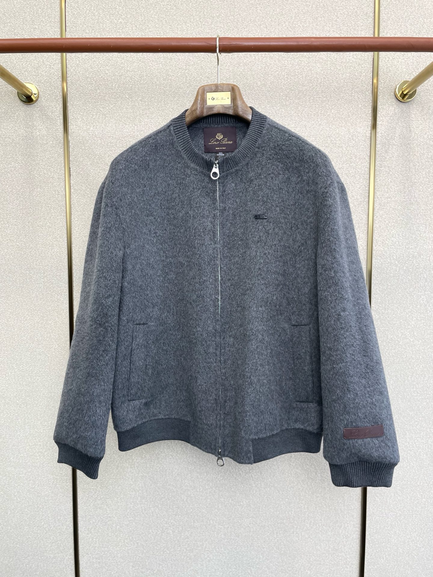 NO:680728,.Short coat - LP-Loro Piana is exclusively for new men's wool double-sided woolen coats, short zippered classic woolen coats. Special channel supply. High-end goods official website counter synchronization, old money style, simple classic hot style. Simple, neat and refreshing business, quality workmanship details can withstand any form of inspection, definitely produced by a major factory, presenting a brand new look, giving you a unique upper body experience!  All have gone through a strict selection process, original custom-made buttons, imported Suli alpaca velvet, simple, elegant and versatile, with an elegant and handsome upper body, giving you a brand new sense of sight!  The appearance is incomparable, the details are in place, the upper body is not picky, and it is a must-have. Size S-3XL (too large), loro piana, loro piana, jackets & coats,19860909.短款大衣-LP-Loro Piana诺悠翩雅独家专供新款原单男士羊毛双面呢外套短款拉链经典毛呢外套渠道特供 高端货官网柜台同步 老钱风格 简约经典大爆款.简洁利落又清爽商务,品质做工细节经得起任何形式检验,绝对大厂代工出品 呈现一种焕然一新,赋予你与众不同的上身体验！均经过严格的挑选工序,原版定制纽扣,进口苏力羊驼绒 简约大方百搭款 上身优雅帅气,焕然一新的即视感！品相无敌,细节都很到位,上身不挑人,必入的自留款. 码数S-3XL（偏大）,,loro piana,loro piana,jackets & coats,,Men's clothing