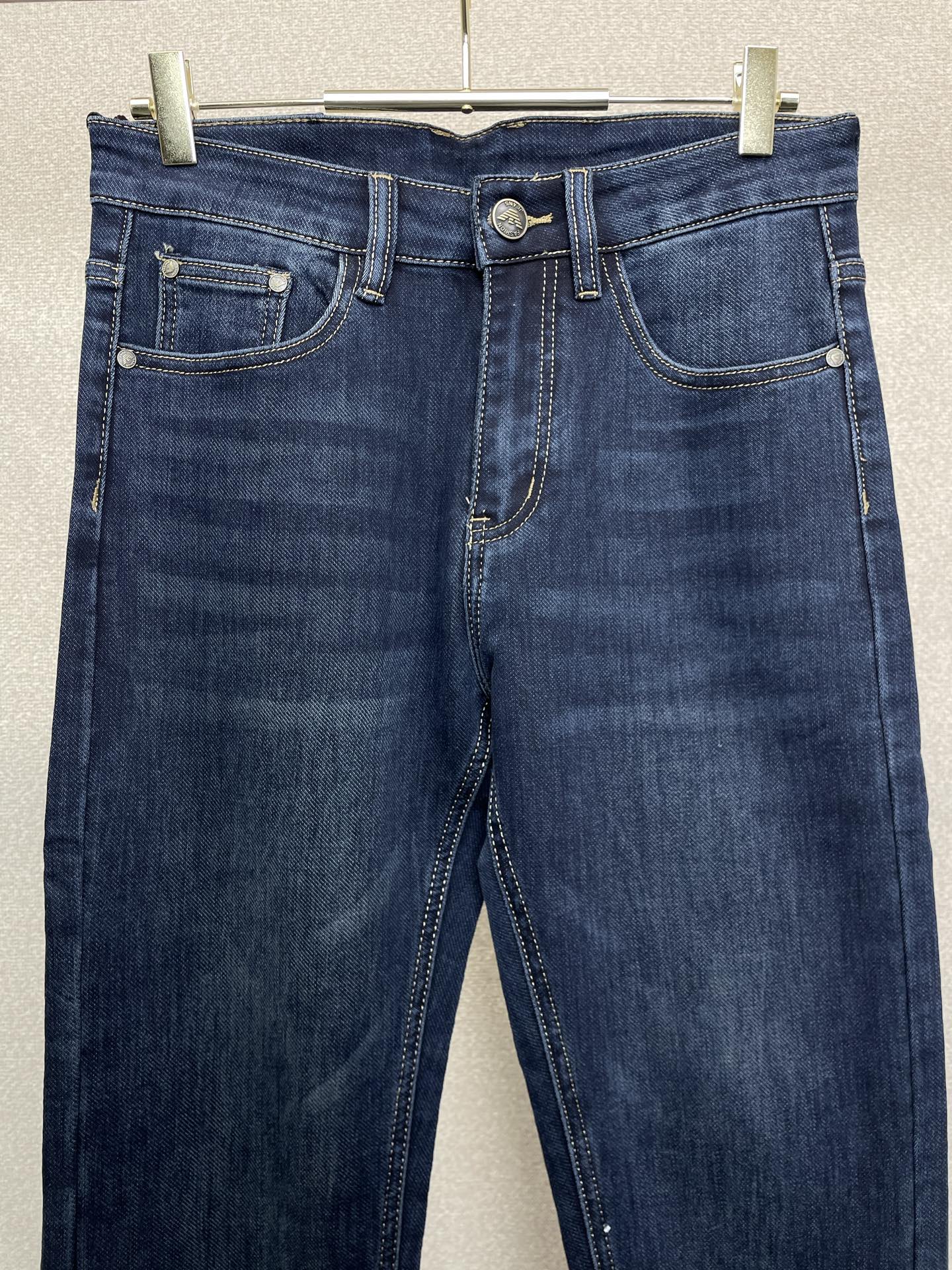 。ARMANI阿玛尼💥独家专供新款休闲牛仔裤👖商务直筒裤 高端版本！专柜定制面料 透气舒适度高，细节无可