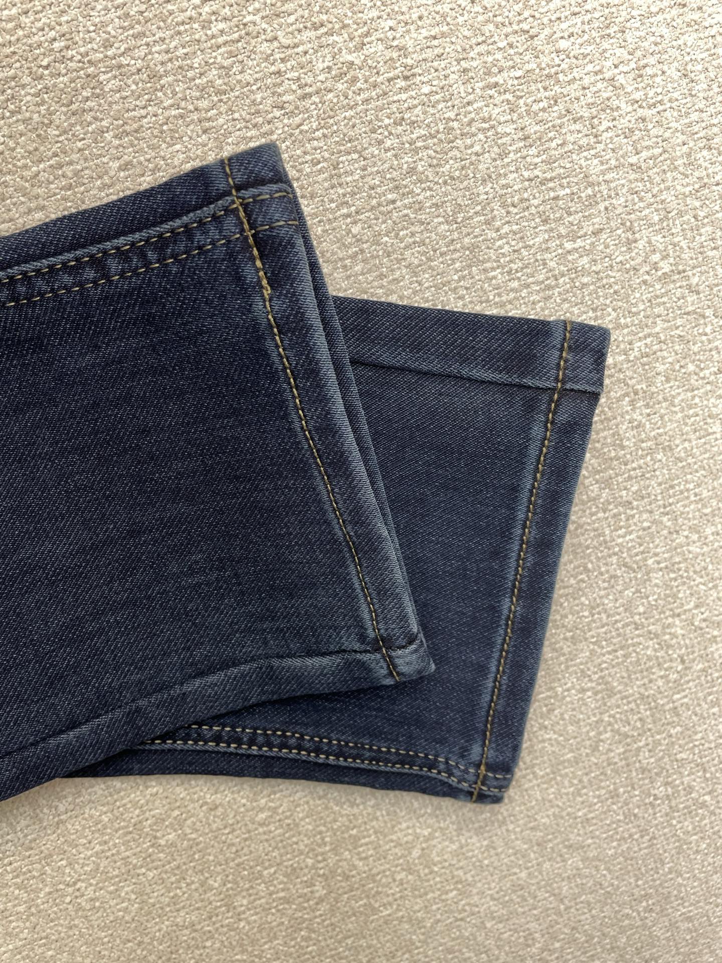 。ARMANI阿玛尼💥独家专供新款休闲牛仔裤👖商务直筒裤 高端版本！专柜定制面料 透气舒适度高，细节无可