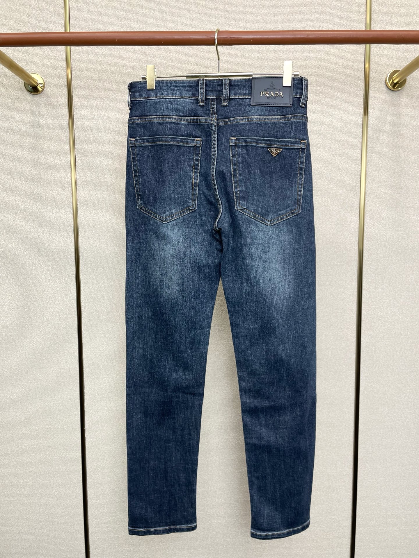 。 Prada普拉达💥独家专供新款休闲牛仔裤👖高端版本！专柜定制面料 透气舒适度高，细节无可挑剔，品牌元