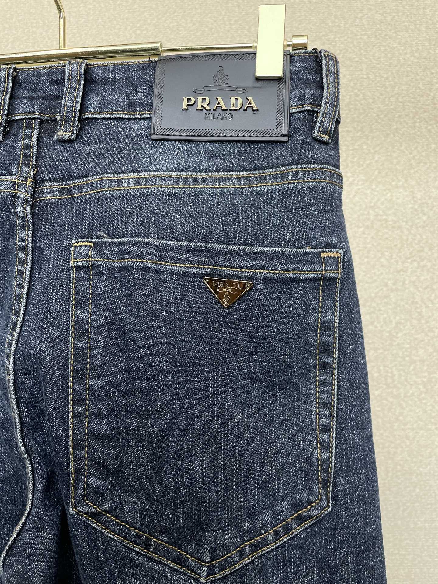 。 Prada普拉达💥独家专供新款休闲牛仔裤👖高端版本！专柜定制面料 透气舒适度高，细节无可挑剔，品牌元