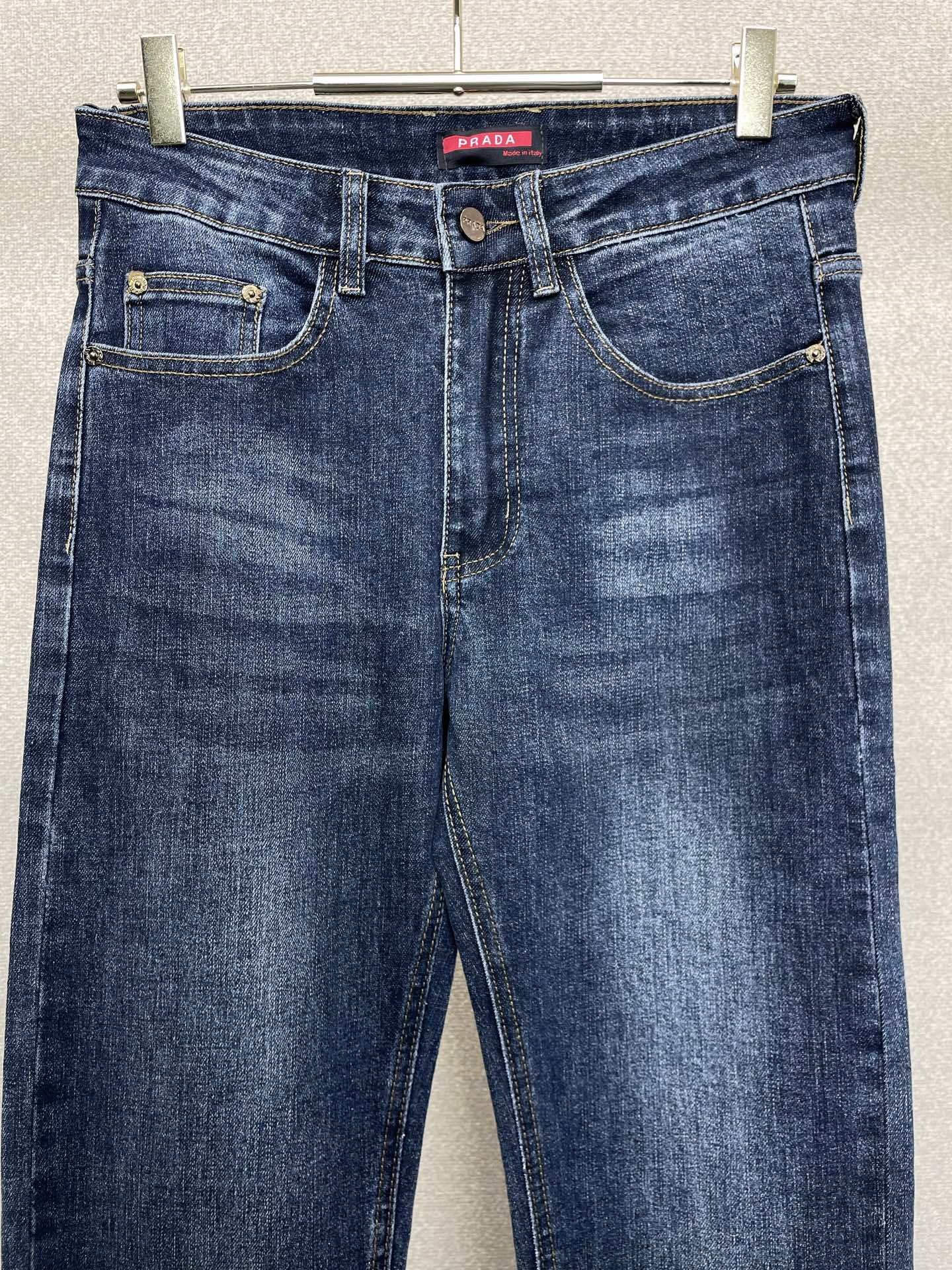 。 Prada普拉达💥独家专供新款休闲牛仔裤👖高端版本！专柜定制面料 透气舒适度高，细节无可挑剔，品牌元