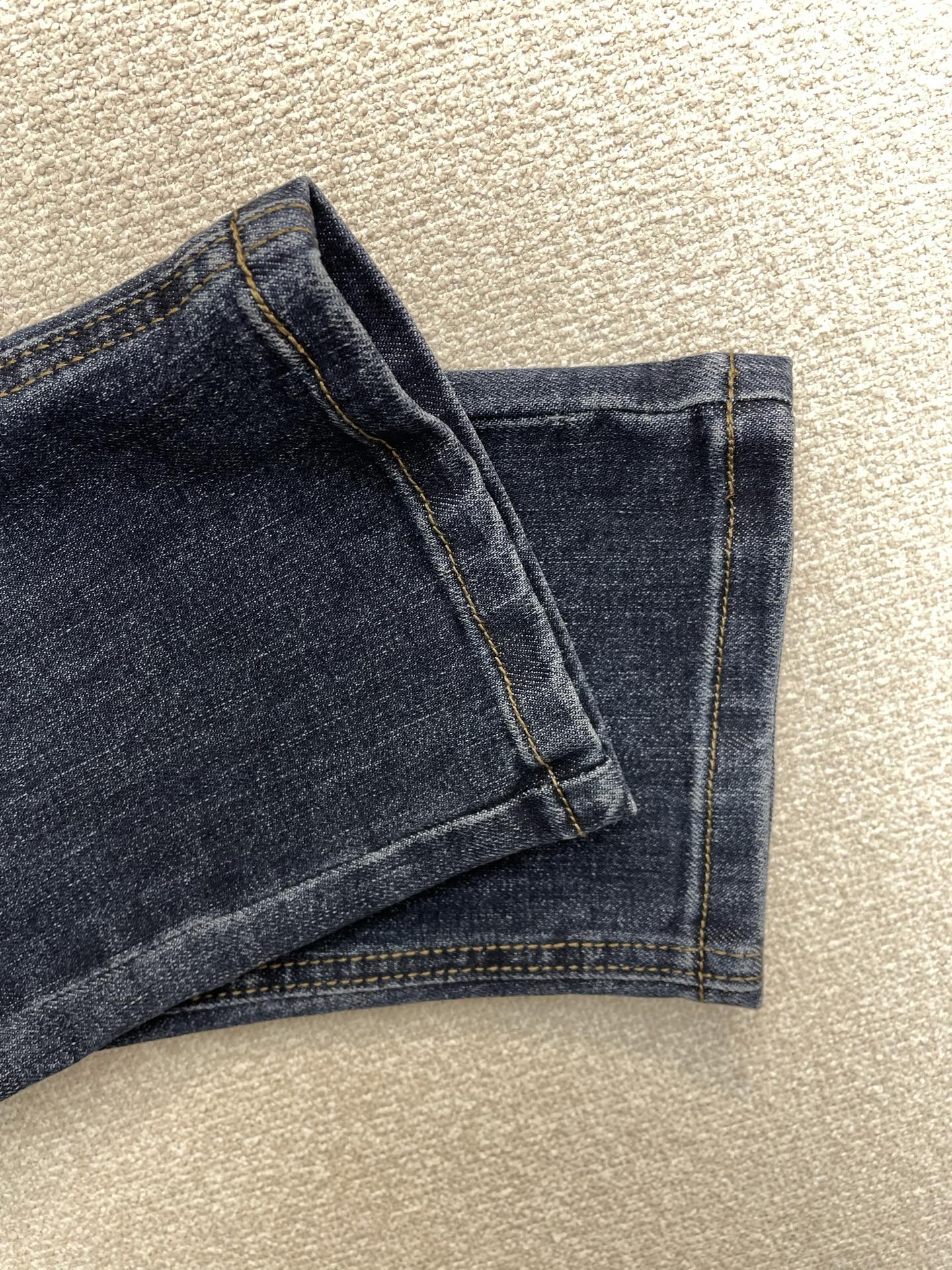 。 Prada普拉达💥独家专供新款休闲牛仔裤👖高端版本！专柜定制面料 透气舒适度高，细节无可挑剔，品牌元