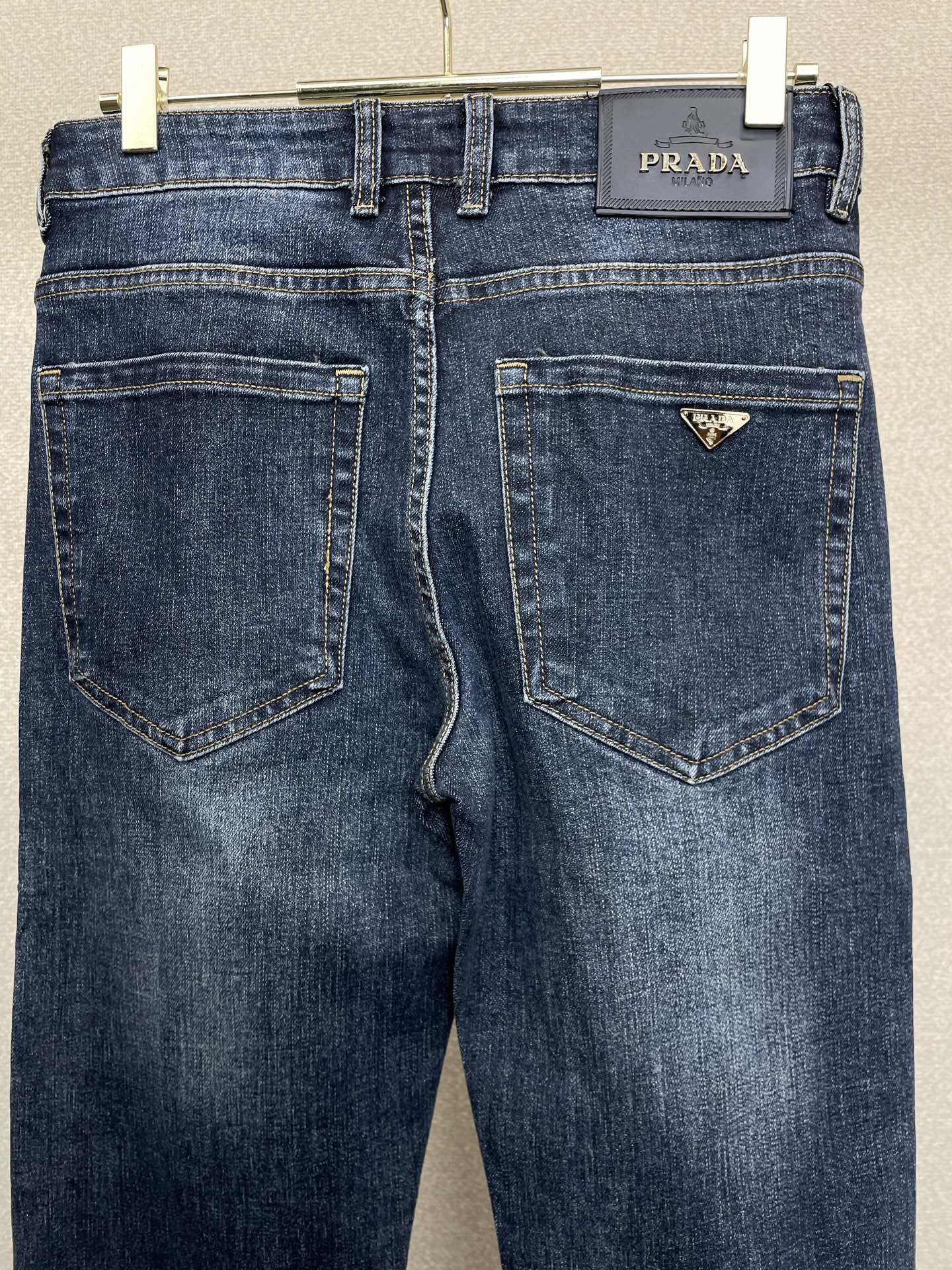 。 Prada普拉达💥独家专供新款休闲牛仔裤👖高端版本！专柜定制面料 透气舒适度高，细节无可挑剔，品牌元