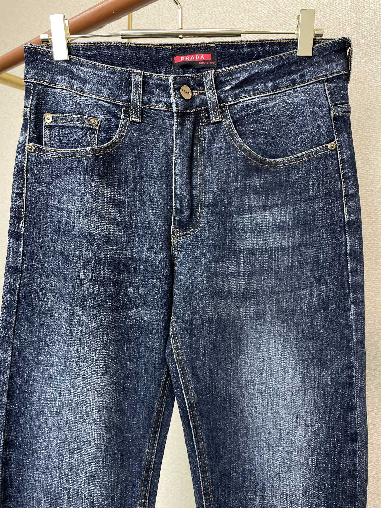 。 Prada普拉达💥独家专供新款休闲牛仔裤👖高端版本！专柜定制面料 透气舒适度高，细节无可挑剔，品牌元