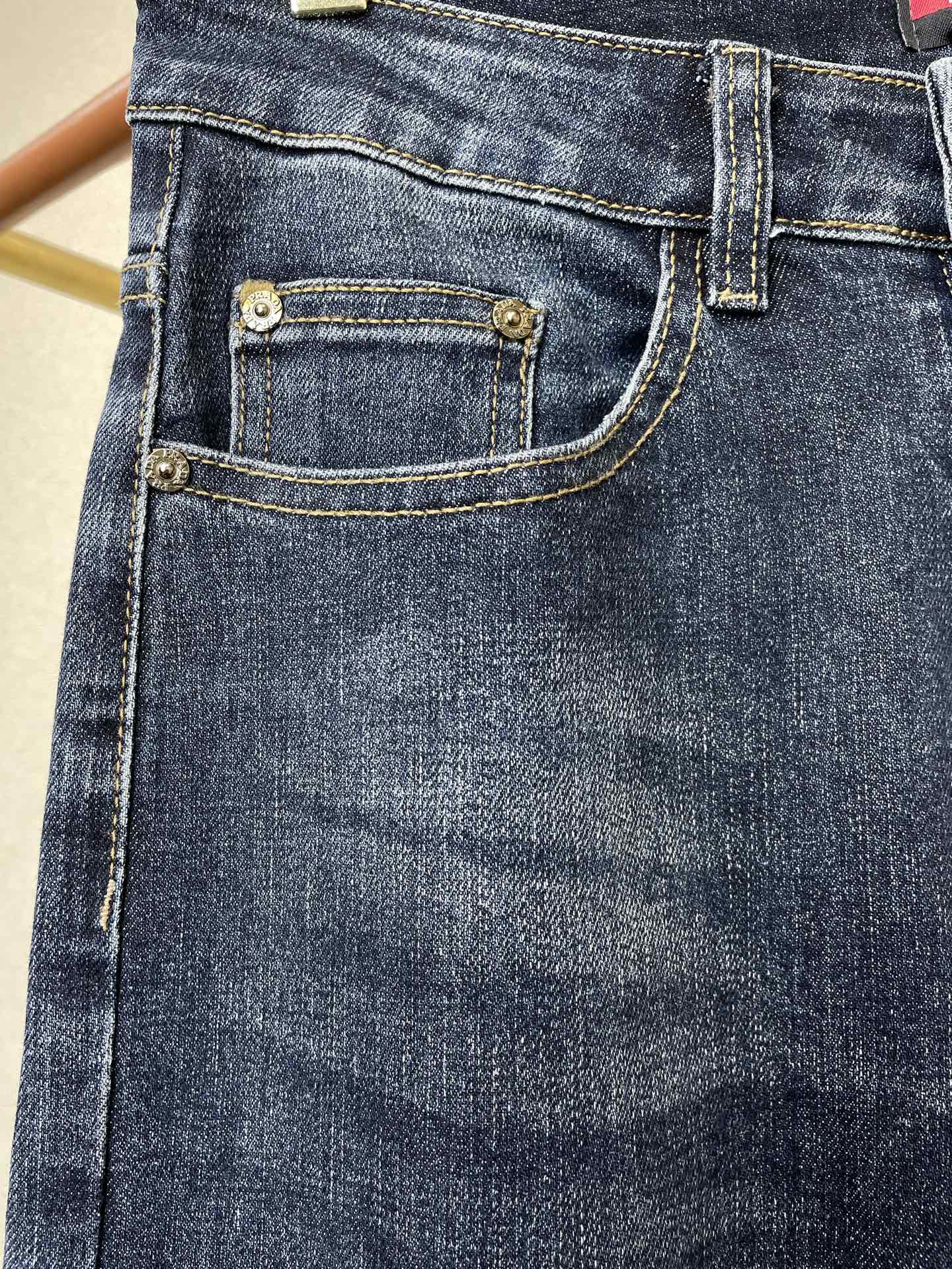 。 Prada普拉达💥独家专供新款休闲牛仔裤👖高端版本！专柜定制面料 透气舒适度高，细节无可挑剔，品牌元