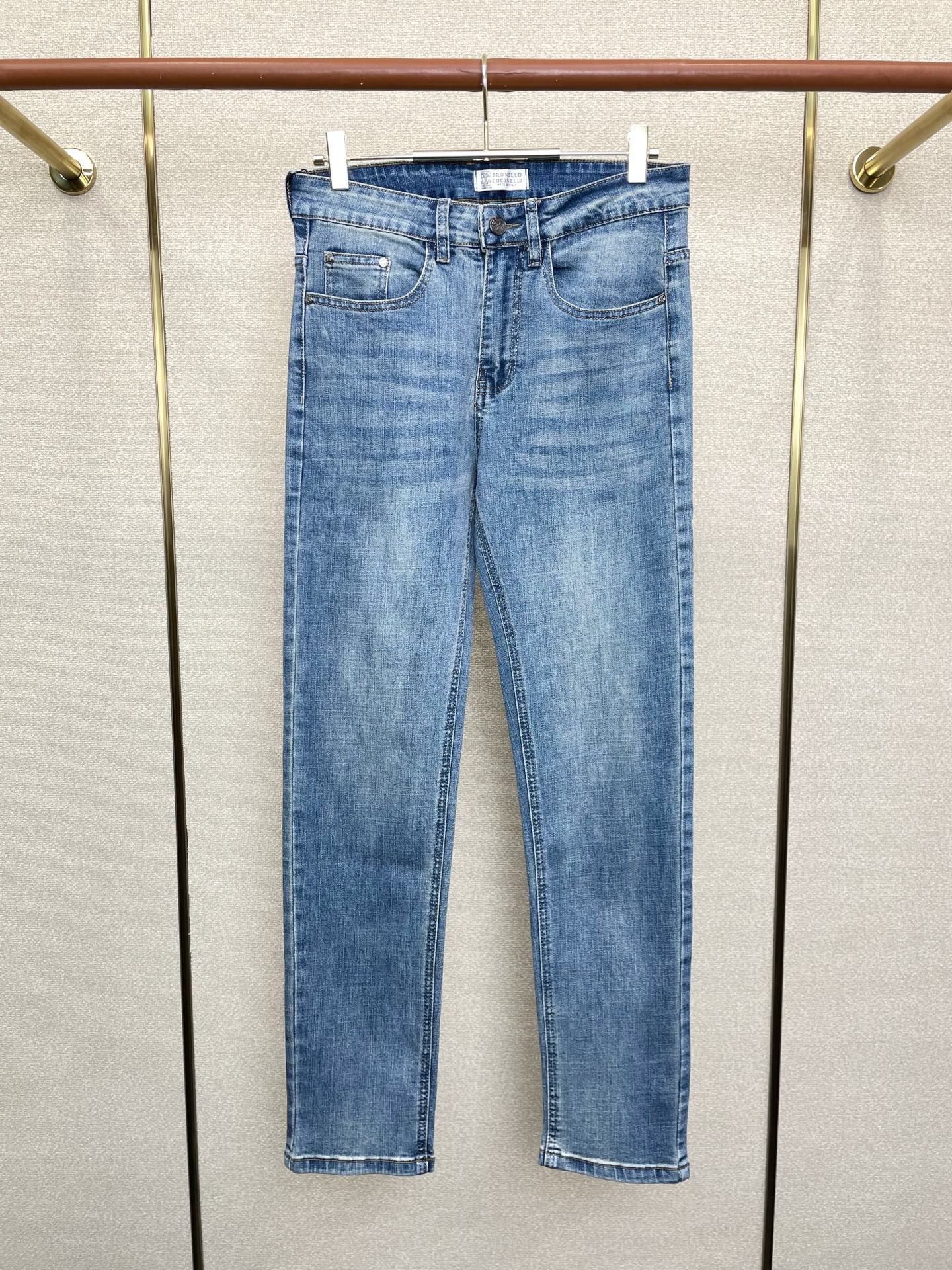 NO:684895,.BC-Brunello Cucineli Brunello Cucineli’s new high-end version of the new spring and summer casual jeans!  Custom-made fabrics at the counter are highly breathable and comfortable, with impeccable details and brand element design concepts, reflecting high quality. It feels delicate and soft!  It presents a casual cut and the upper body shape is awesome!  Code number 29-40,,brunello cucinelli,jeans,19860909.BC-Brunello Cucineli 布鲁内洛·库奇内利砸锅卖铁都要上的新款新款春夏休闲牛仔裤高端版本！专柜定制面料 透气舒适度高,细节无可挑剔,品牌元素设计理念,体现高品质.手感细腻柔软！呈现休闲裁剪,上身版型超赞！码数29-40,,brunello cucinelli,jeans,,Men's clothing