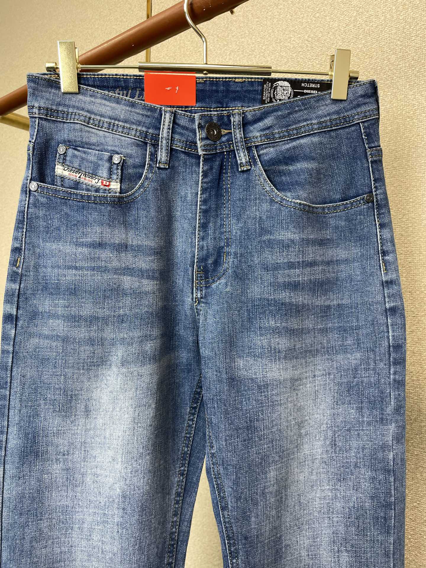 。 DIESEL迪赛💥独家专供新款休闲牛仔裤👖高端版本！专柜定制面料 透气舒适度高，细节无可挑剔，品牌元