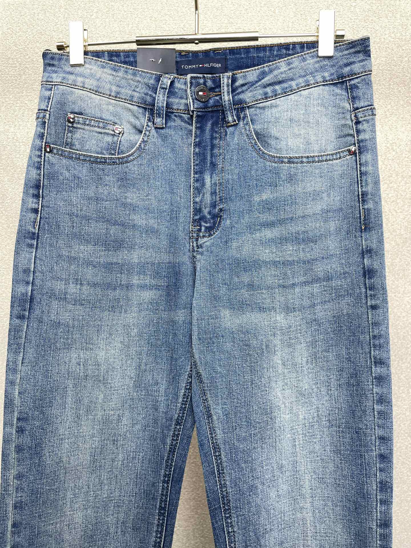 。 TOMMY汤米💥独家专供新款休闲牛仔裤👖高端版本！专柜定制面料 透气舒适度高，细节无可挑剔，品牌元素