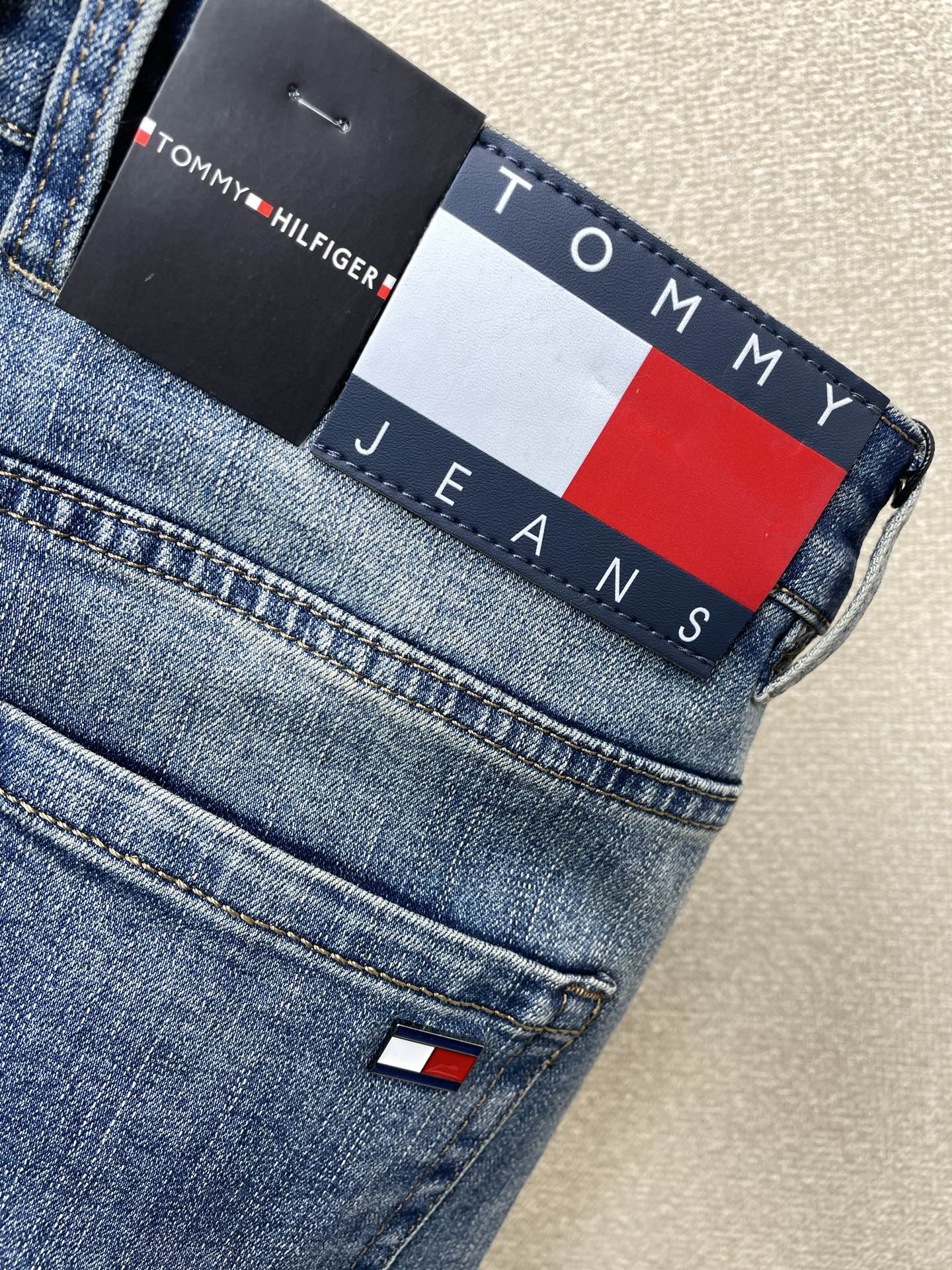 。 TOMMY汤米💥独家专供新款休闲牛仔裤👖高端版本！专柜定制面料 透气舒适度高，细节无可挑剔，品牌元素