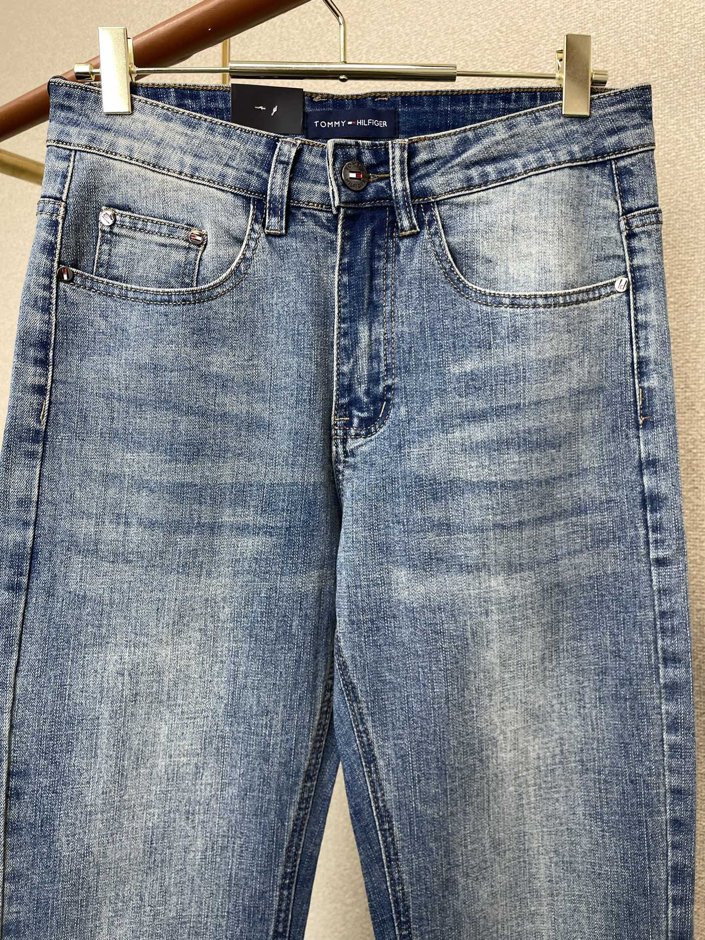 。 TOMMY汤米💥独家专供新款休闲牛仔裤👖高端版本！专柜定制面料 透气舒适度高，细节无可挑剔，品牌元素