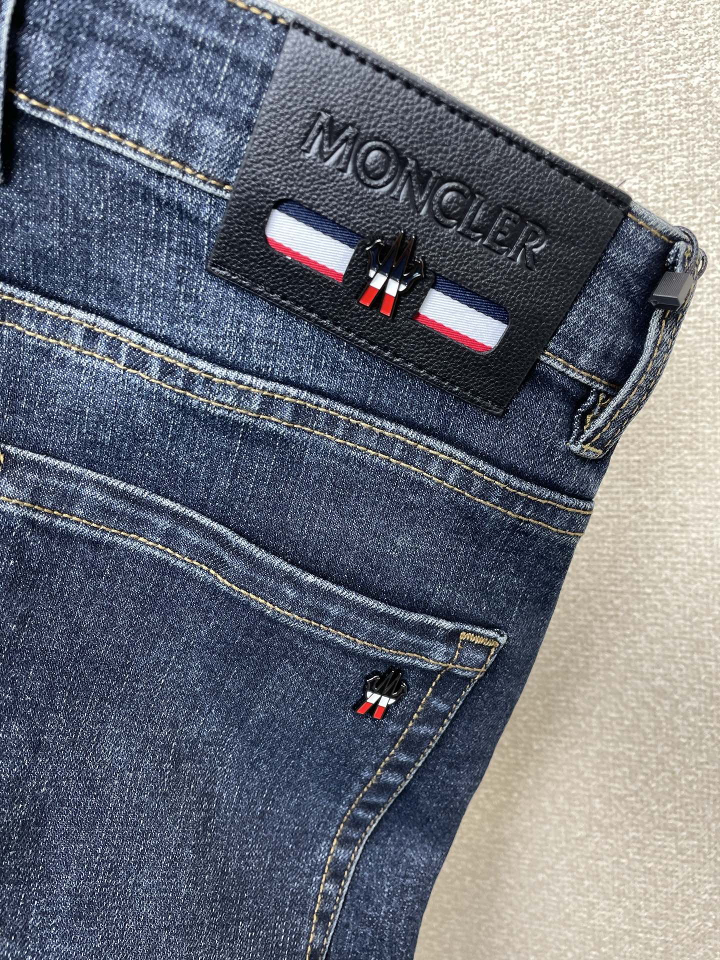 。 Moncler蒙口💥独家专供新款休闲牛仔裤👖高端版本！专柜定制面料 透气舒适度高，细节无可挑剔，品牌
