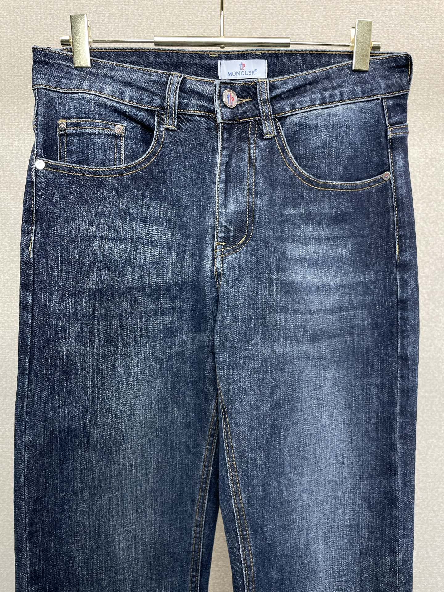 。 Moncler蒙口💥独家专供新款休闲牛仔裤👖高端版本！专柜定制面料 透气舒适度高，细节无可挑剔，品牌