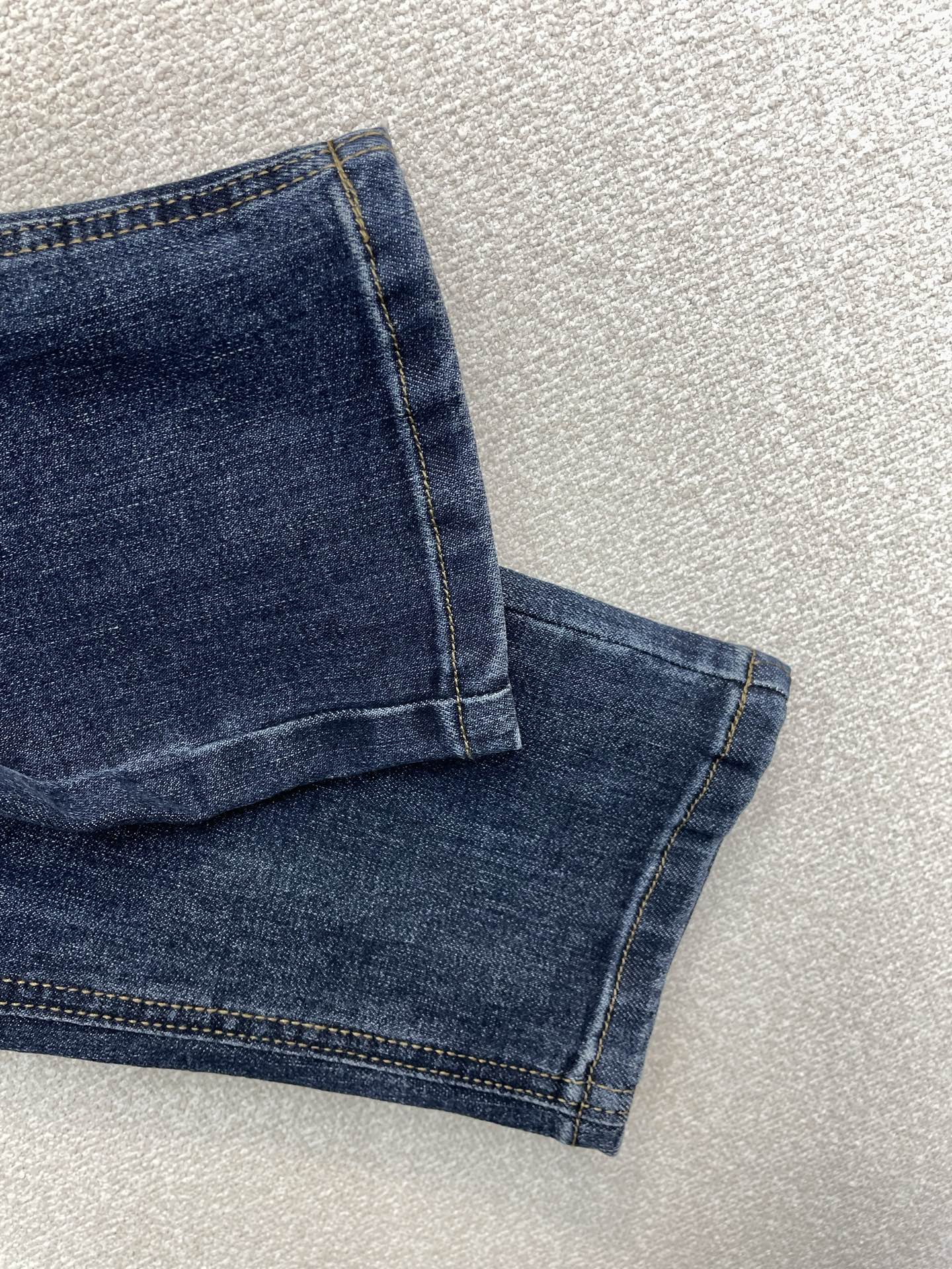 。 Moncler蒙口💥独家专供新款休闲牛仔裤👖高端版本！专柜定制面料 透气舒适度高，细节无可挑剔，品牌