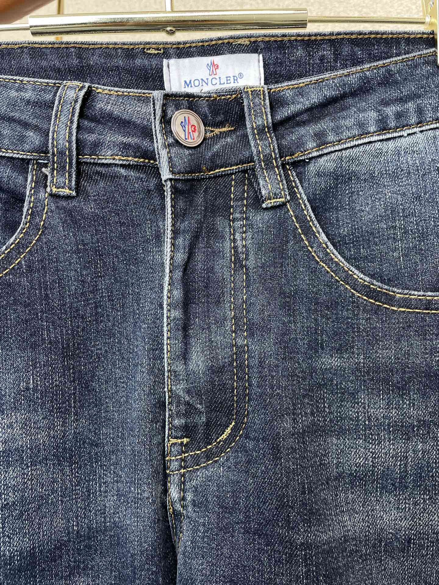 。 Moncler蒙口💥独家专供新款休闲牛仔裤👖高端版本！专柜定制面料 透气舒适度高，细节无可挑剔，品牌