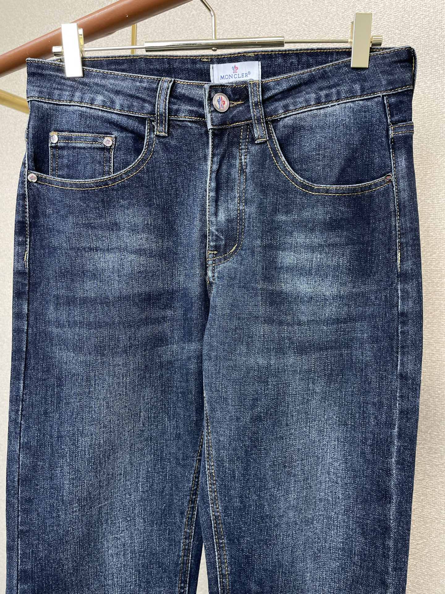 。 Moncler蒙口💥独家专供新款休闲牛仔裤👖高端版本！专柜定制面料 透气舒适度高，细节无可挑剔，品牌