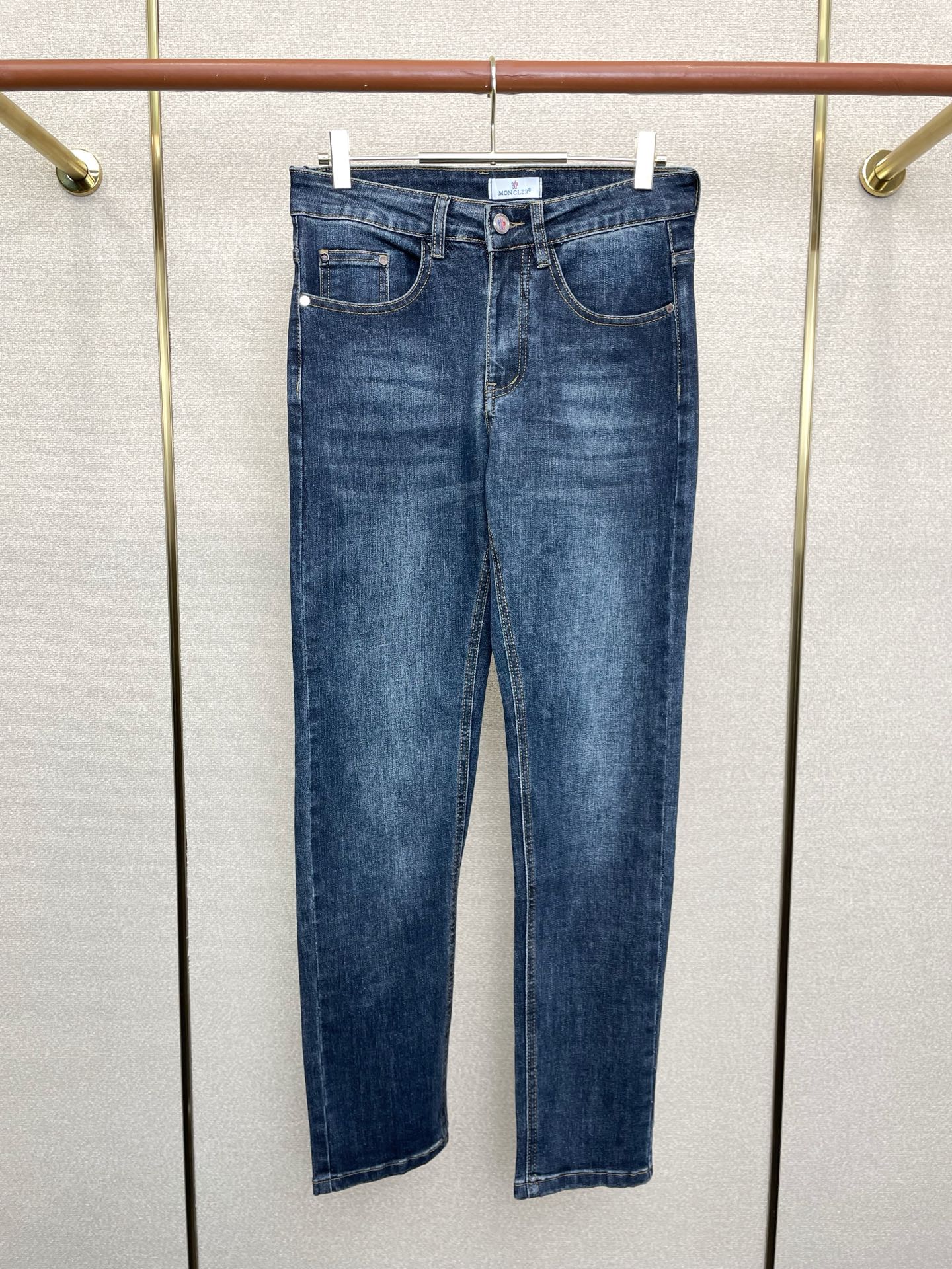 。 Moncler蒙口💥独家专供新款休闲牛仔裤👖高端版本！专柜定制面料 透气舒适度高，细节无可挑剔，品牌