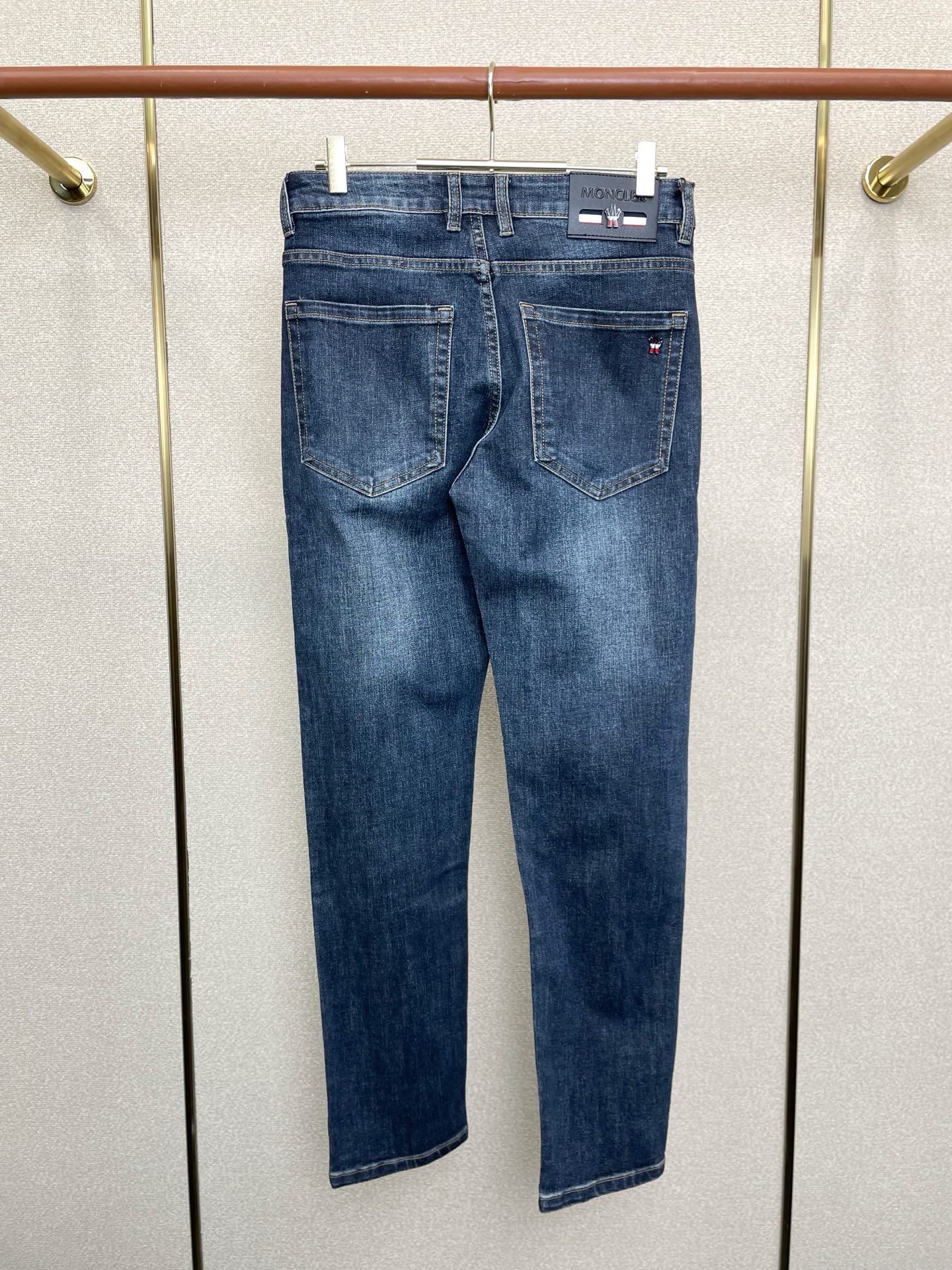 。 Moncler蒙口💥独家专供新款休闲牛仔裤👖高端版本！专柜定制面料 透气舒适度高，细节无可挑剔，品牌