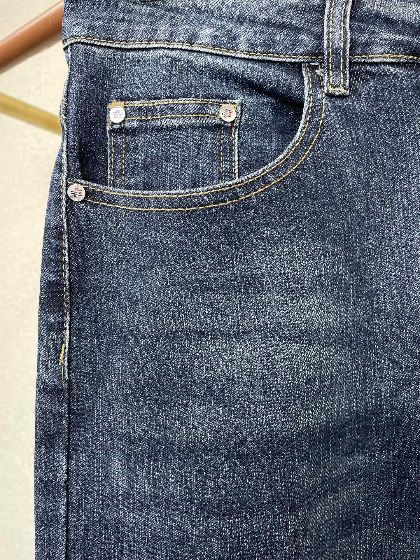 。 Moncler蒙口💥独家专供新款休闲牛仔裤👖高端版本！专柜定制面料 透气舒适度高，细节无可挑剔，品牌