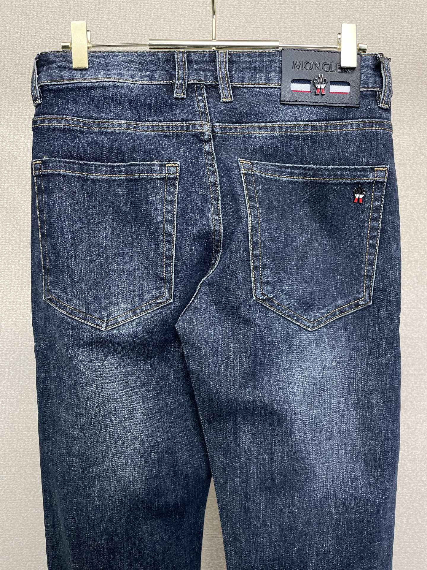 。 Moncler蒙口💥独家专供新款休闲牛仔裤👖高端版本！专柜定制面料 透气舒适度高，细节无可挑剔，品牌