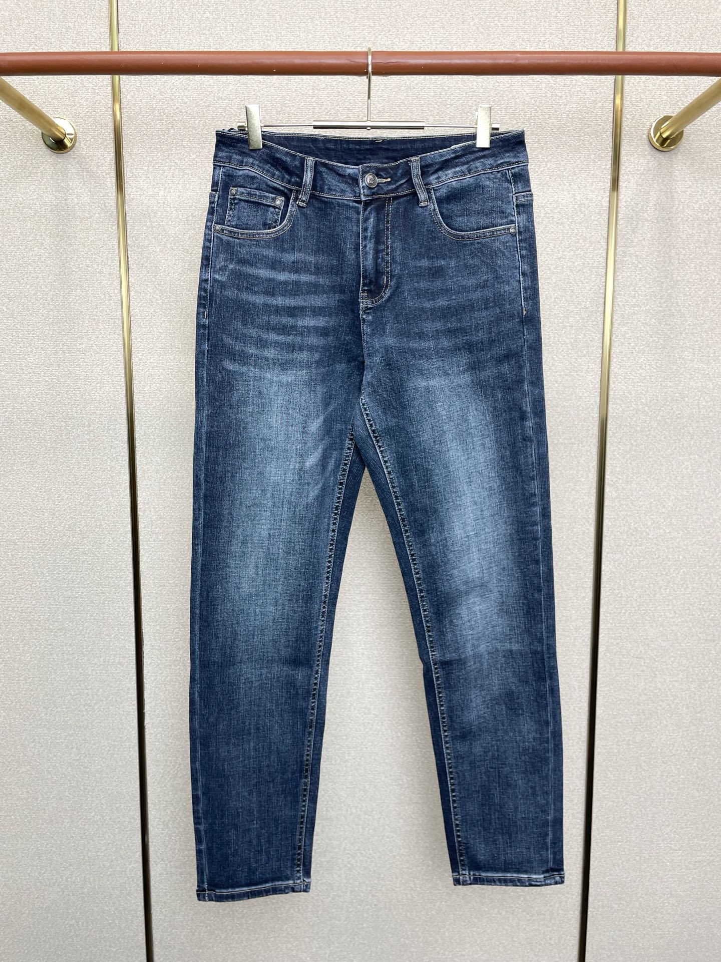 。 LOEWE罗意威💥独家专供新款休闲牛仔裤👖高端版本！专柜定制面料 透气舒适度高，细节无可挑剔，品牌元