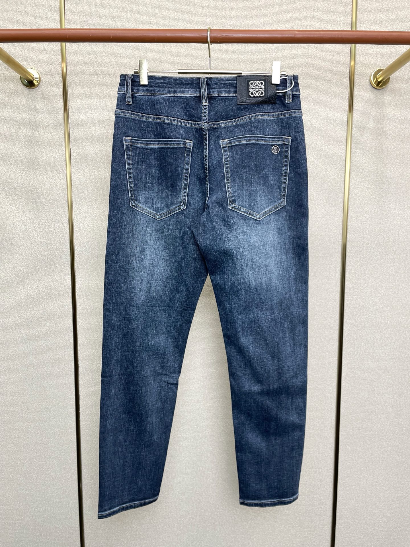 。 LOEWE罗意威💥独家专供新款休闲牛仔裤👖高端版本！专柜定制面料 透气舒适度高，细节无可挑剔，品牌元