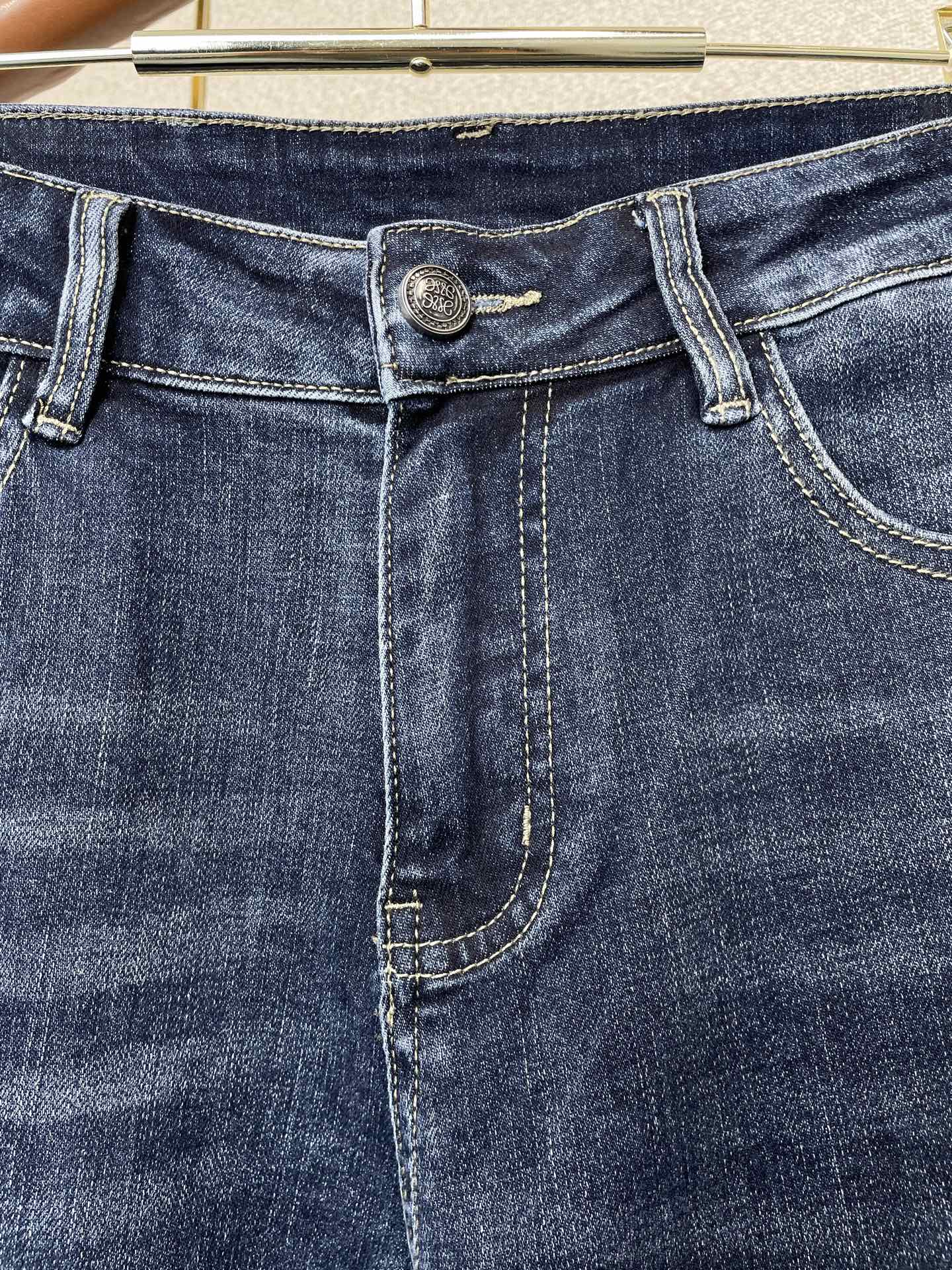 。 LOEWE罗意威💥独家专供新款休闲牛仔裤👖高端版本！专柜定制面料 透气舒适度高，细节无可挑剔，品牌元