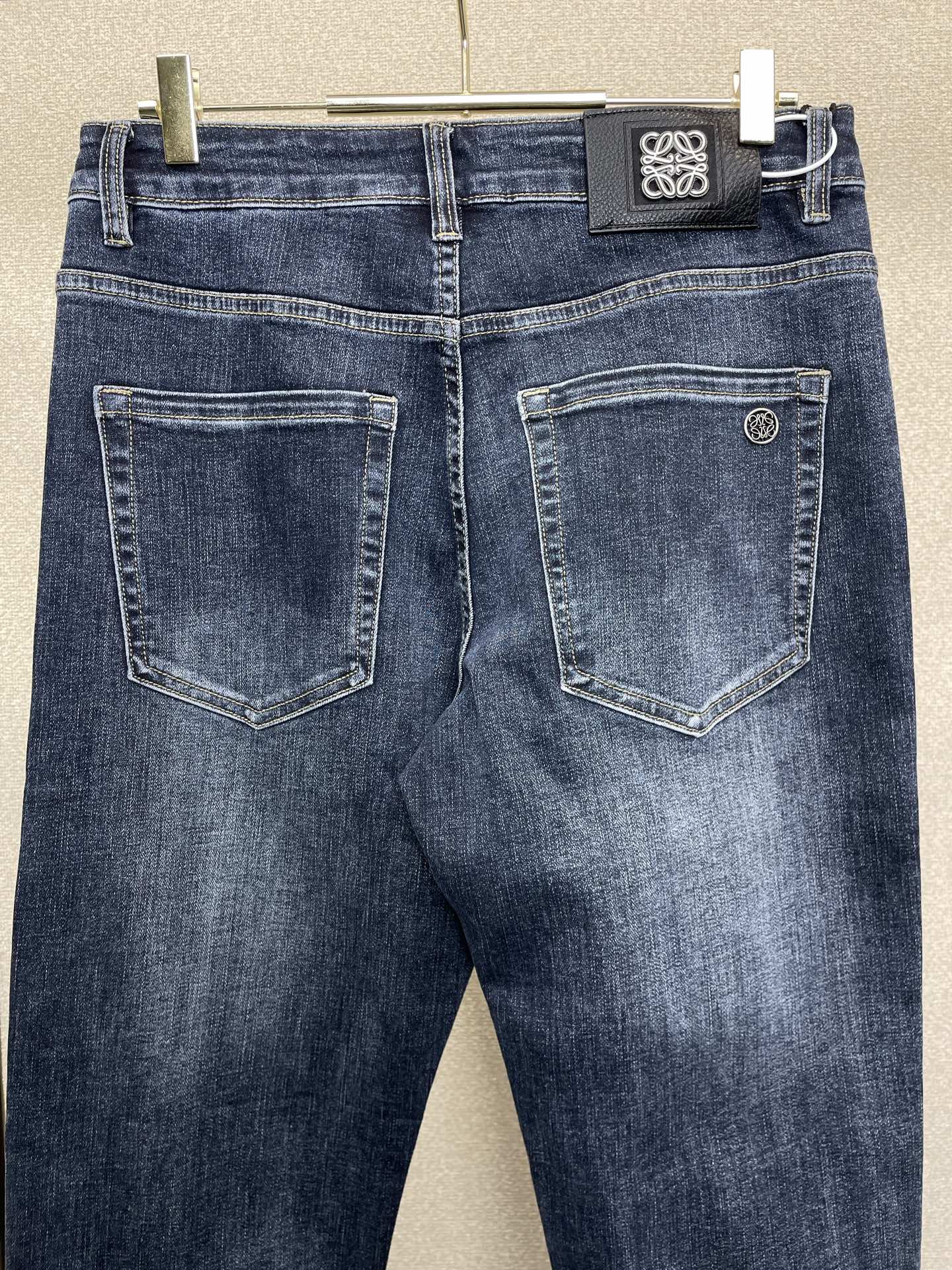 。 LOEWE罗意威💥独家专供新款休闲牛仔裤👖高端版本！专柜定制面料 透气舒适度高，细节无可挑剔，品牌元