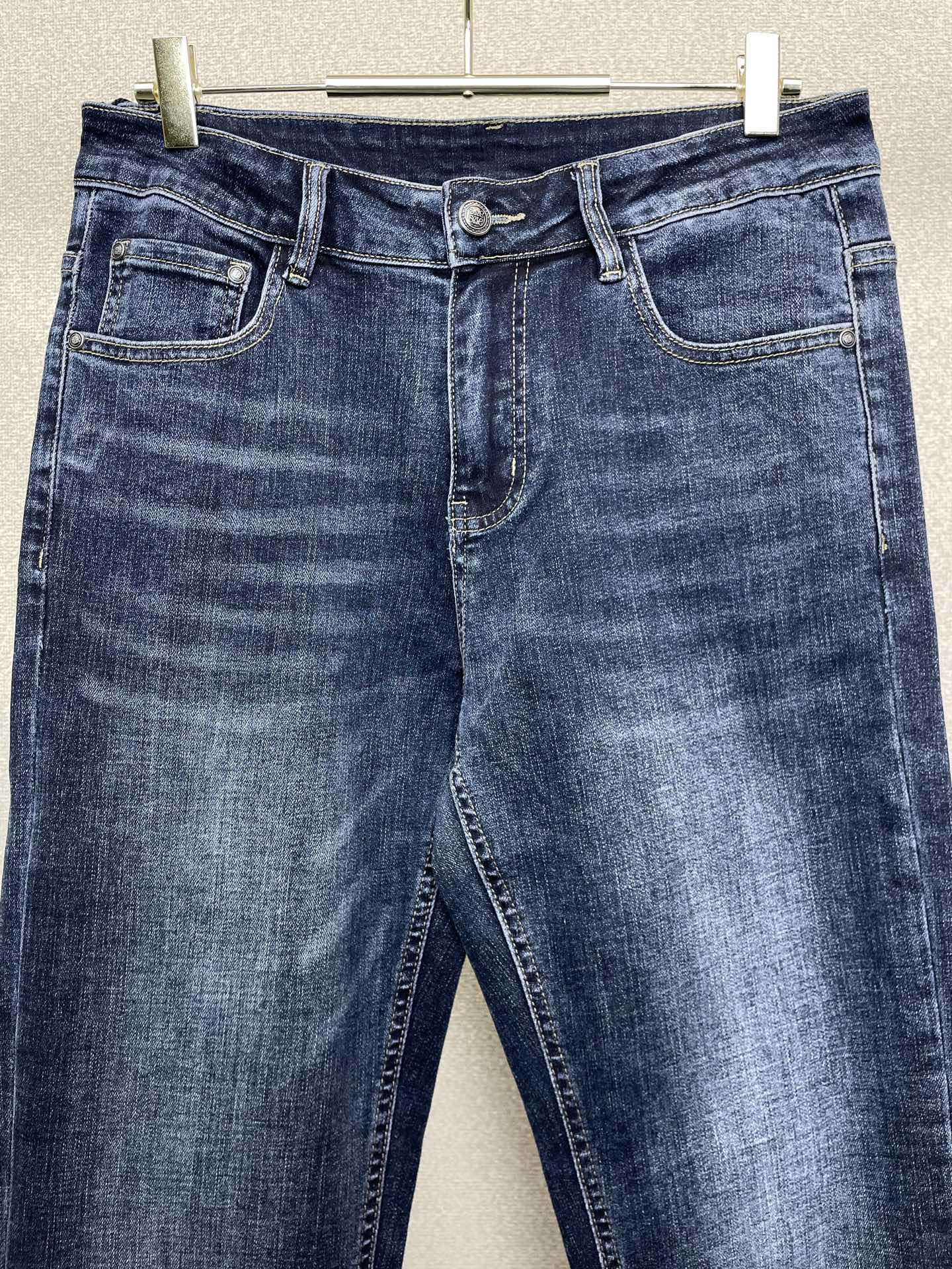 。 LOEWE罗意威💥独家专供新款休闲牛仔裤👖高端版本！专柜定制面料 透气舒适度高，细节无可挑剔，品牌元