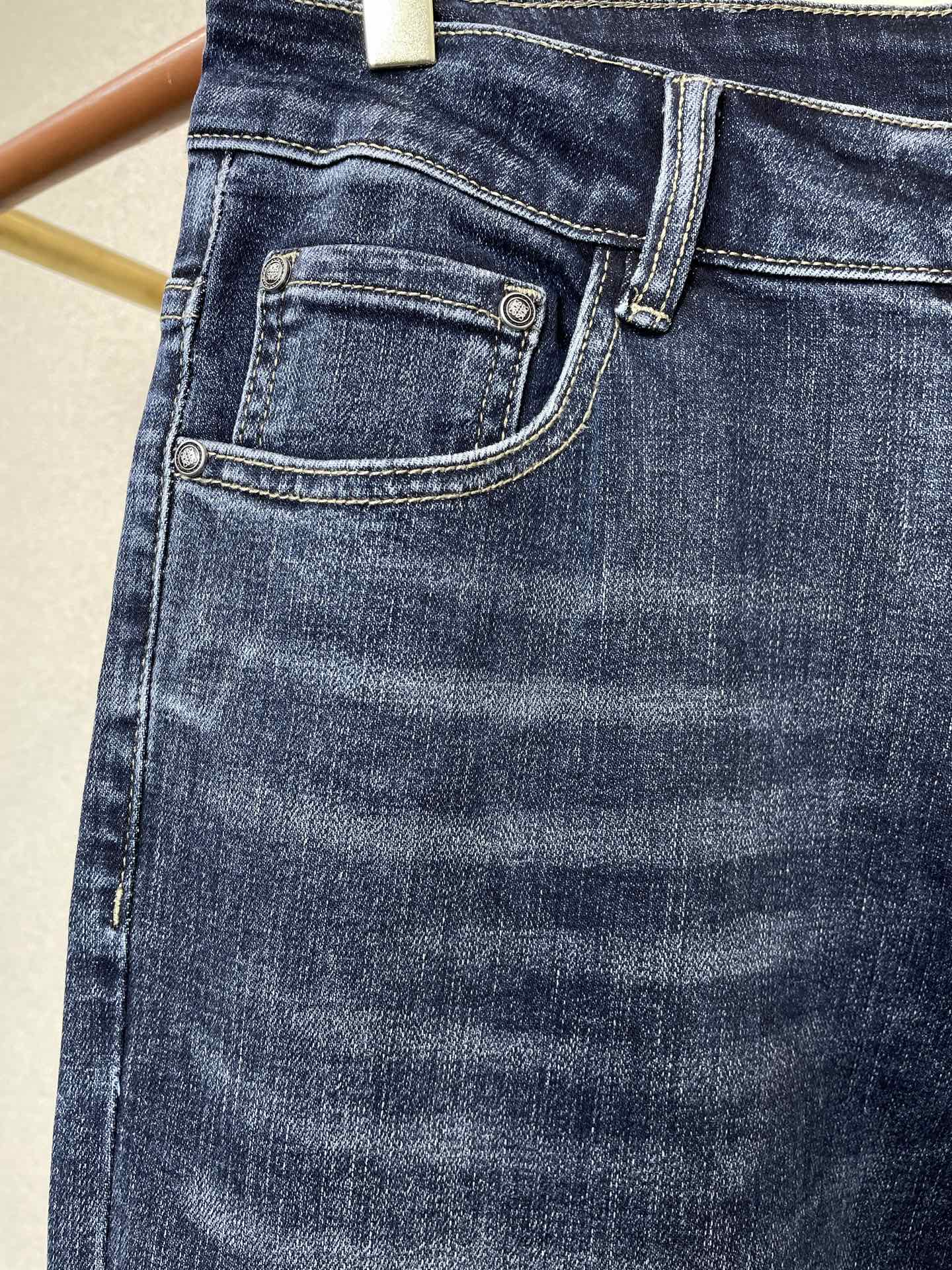 。 LOEWE罗意威💥独家专供新款休闲牛仔裤👖高端版本！专柜定制面料 透气舒适度高，细节无可挑剔，品牌元