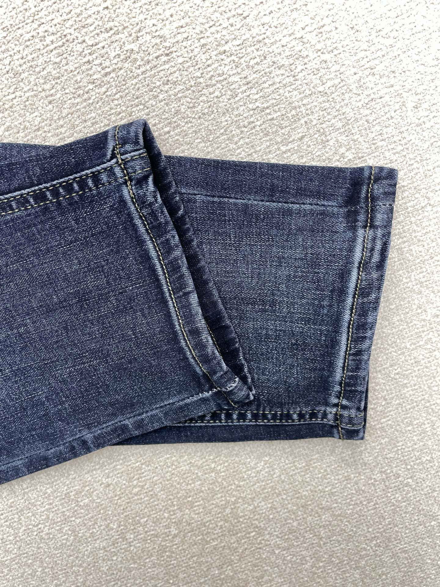 。 LOEWE罗意威💥独家专供新款休闲牛仔裤👖高端版本！专柜定制面料 透气舒适度高，细节无可挑剔，品牌元