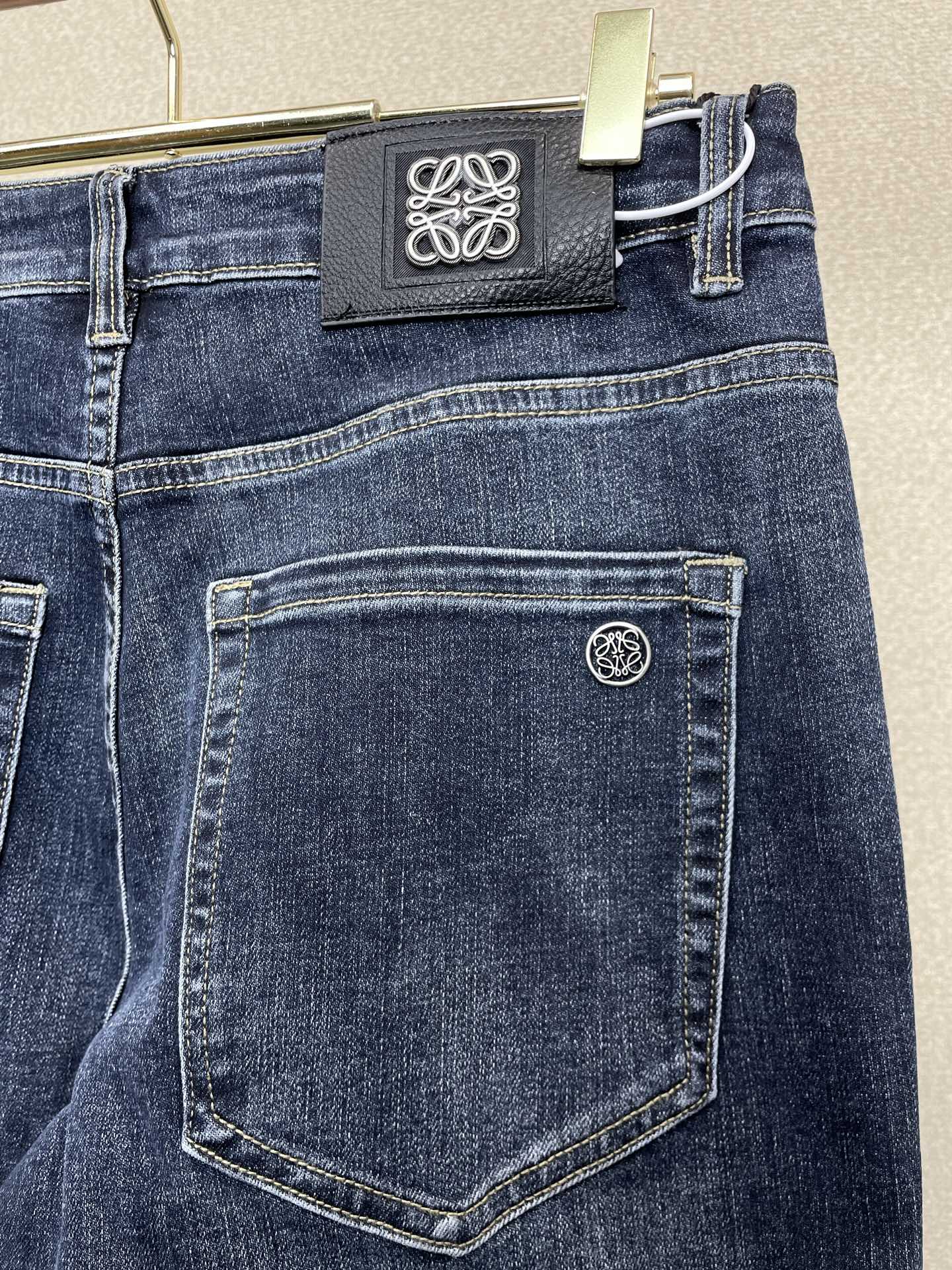 。 LOEWE罗意威💥独家专供新款休闲牛仔裤👖高端版本！专柜定制面料 透气舒适度高，细节无可挑剔，品牌元
