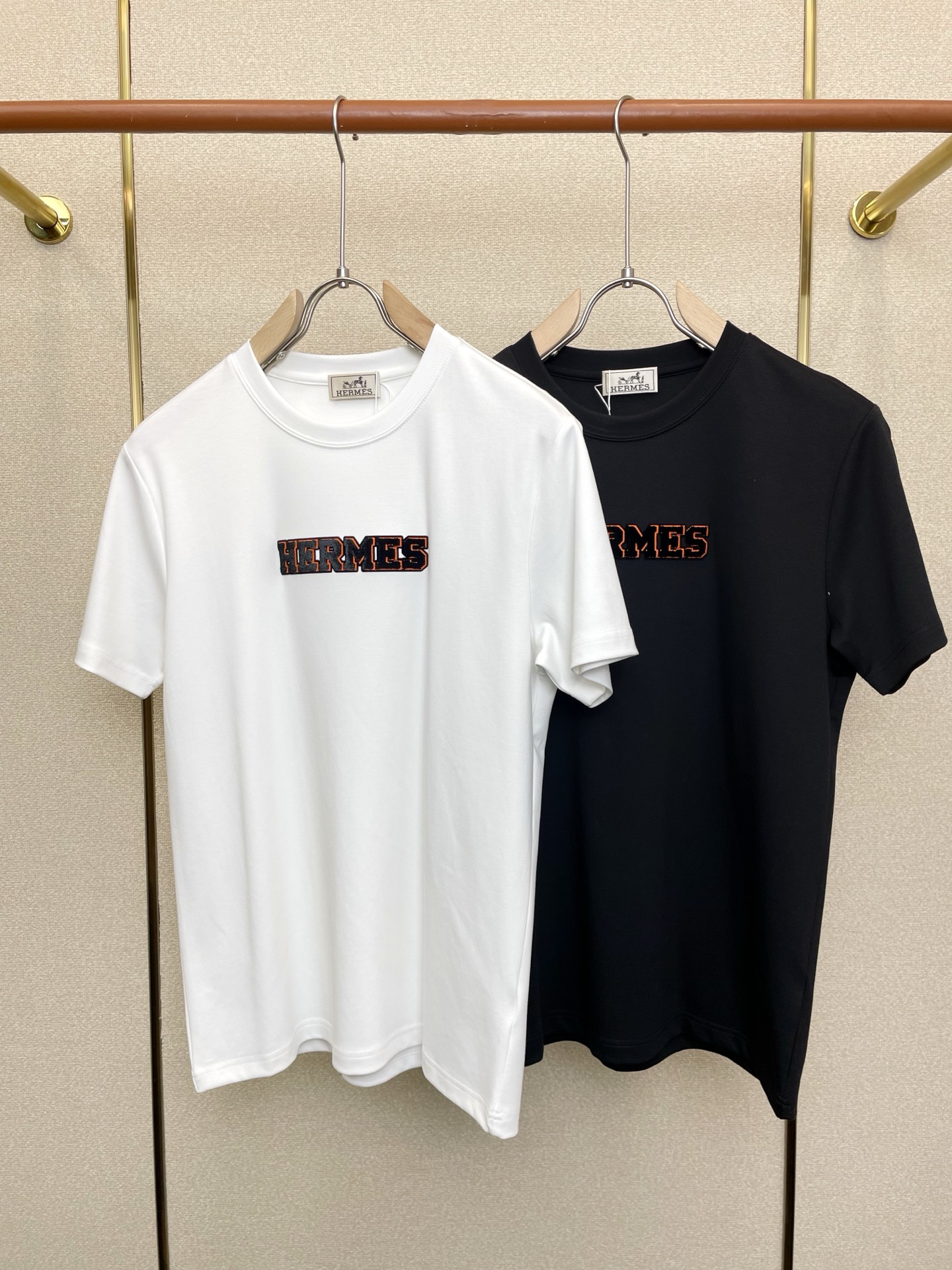 NO:684900,.Hermès’s new and popular men’s casual short-sleeved originals. High-end customization. High-end version. Fashionable and versatile imported fabrics. Super soft and delicate feel. Skin-friendly and comfortable to wear. High-end boutique. The upper body is exquisitely made by the factory. A must-have item for men. Three complete standards. Size M-3XL,, hermes, hermes, T-shirt,19860909.Hermès爱马仕砸锅卖铁都要上的新款新款原单男士休闲短袖 高端定制 高端版本 时尚百搭爆款进口面料 手感超柔软细腻 穿着亲肤舒适 高端精品 代工厂精细做上身非常赞 男士必备单品 三标齐全 码数M-3XL,,hermes,hermes,T-shirt,,Men's clothing