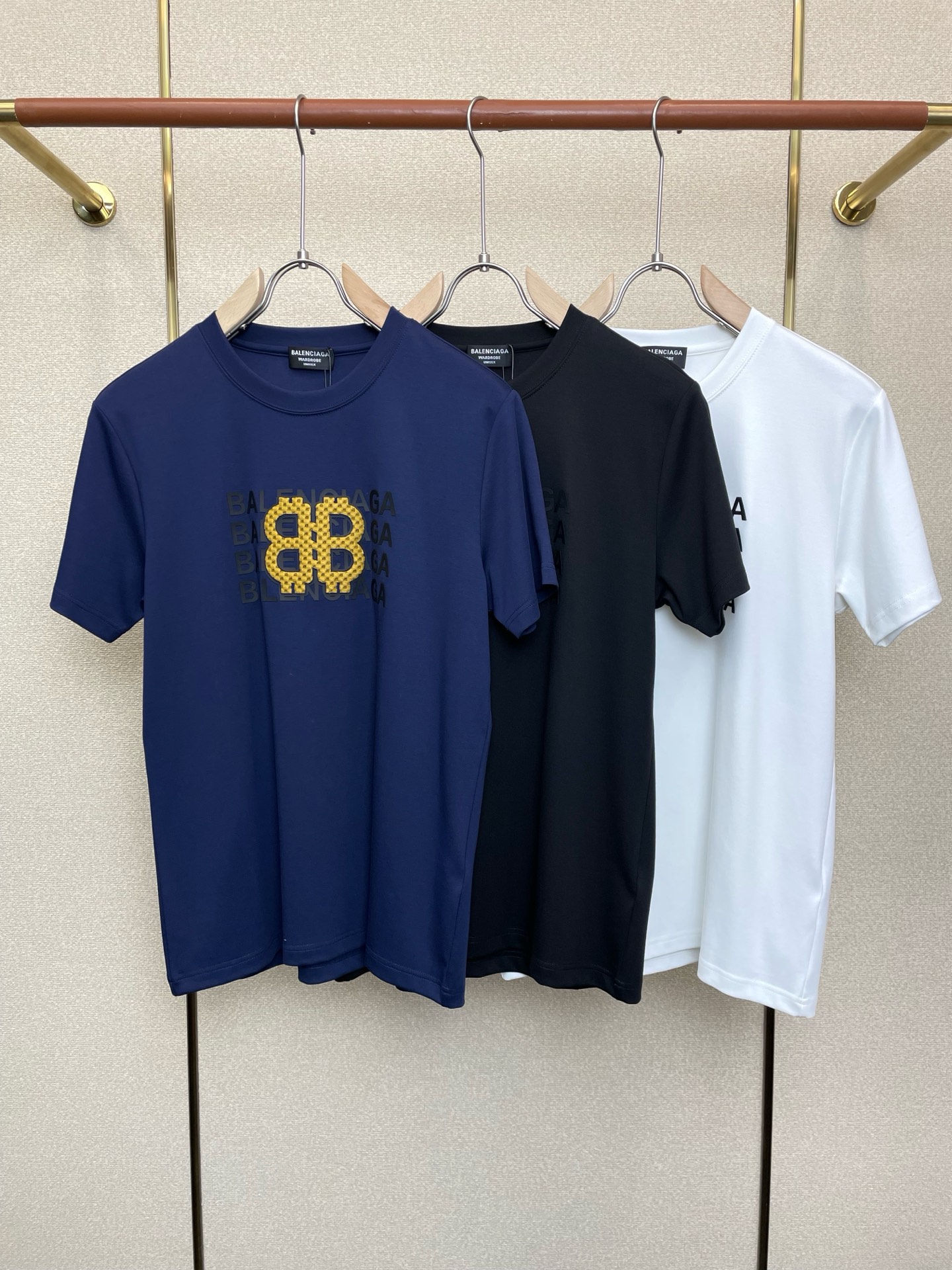 NO:684915,.BALENCIAGA is a must-have new model for men. High-end customized, high-end version. Fashionable and versatile imported fabrics. Super soft and delicate feel. Skin-friendly and comfortable to wear. High-end boutique. The upper body is finely made by the factory. It is a must-have item for men. Three standards are complete. Size M-3XL,,balenciaga,balenciaga,T-shirt,19860909.BALENCIAGA巴黎世家砸锅卖铁都要上的新款新款原单男士休闲短袖 高端定制 高端版本 时尚百搭爆款进口面料 手感超柔软细腻 穿着亲肤舒适 高端精品 代工厂精细做上身非常赞 男士必备单品 三标齐全 码数M-3XL,,balenciaga,balenciaga,T-shirt,,Men's clothing