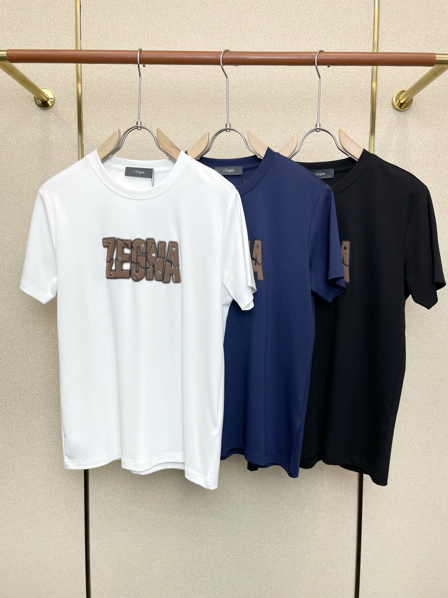 NO:684920,.ZEGNA is a must-have new model of original men's casual short sleeves. High-end customization. High-end version. Fashionable and versatile imported fabrics. Super soft and delicate feel. Skin-friendly and comfortable to wear. High-end boutique. The upper body is finely made by the factory. It is a must-have item for men. Three complete standards. Size M-3XL, zegna, T-shirt,19860909.ZEGNA杰尼亚砸锅卖铁都要上的新款新款原单男士休闲短袖 高端定制 高端版本 时尚百搭爆款进口面料 手感超柔软细腻 穿着亲肤舒适 高端精品 代工厂精细做上身非常赞 男士必备单品 三标齐全 码数M-3XL,,zegna,T-shirt,,Men's clothing