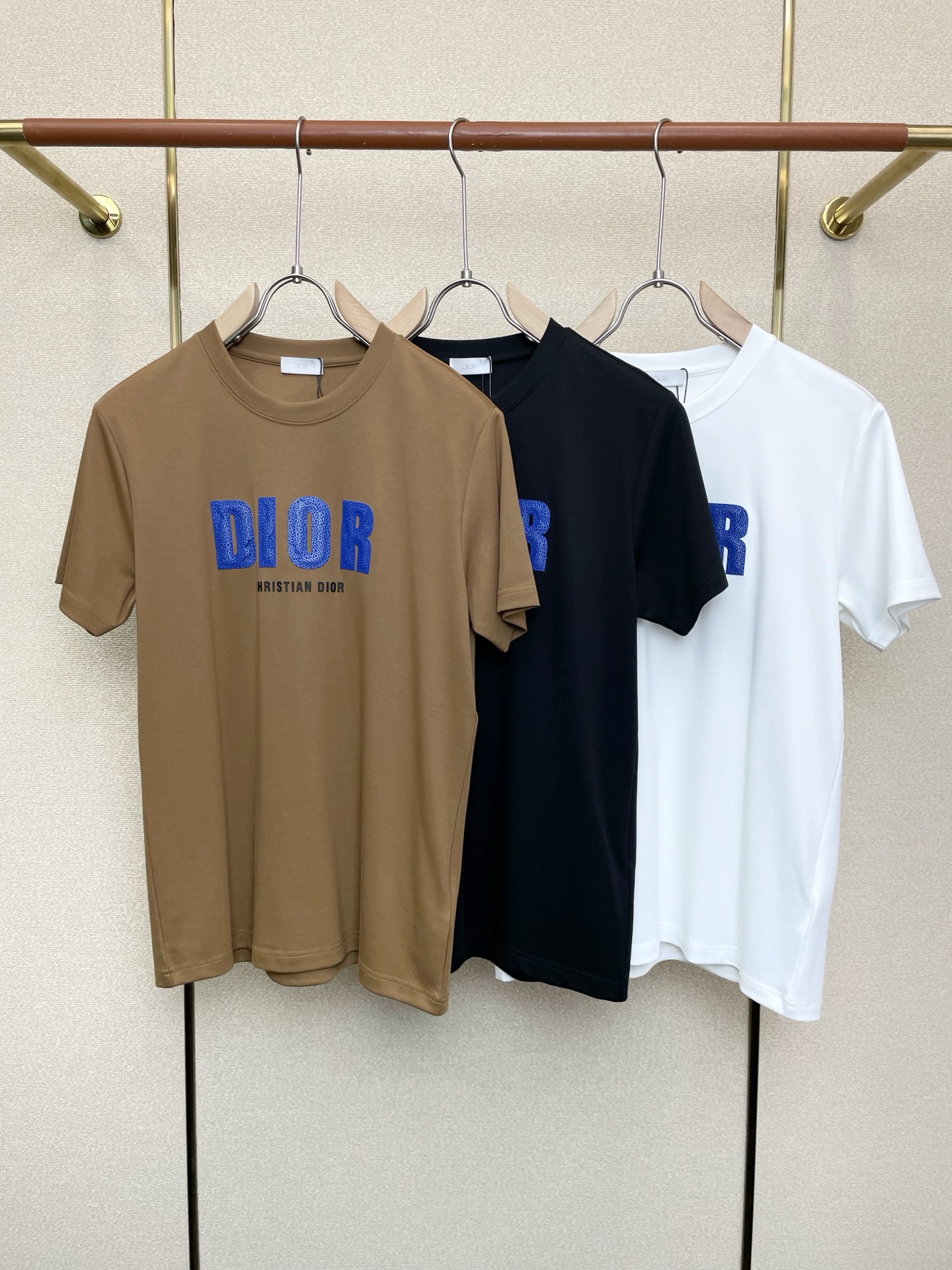 NO:684907,.Dior Dior’s new and popular new original men’s casual short-sleeved high-end customized high-end version fashionable and versatile imported fabrics super soft and delicate to the touch and comfortable to wear. High-end boutique. The upper body is exquisitely made by the factory. A must-have item for men. Three complete standards. Size M-3XL, dior, dior, T-shirt,19860909.Dior迪奥砸锅卖铁都要上的新款新款原单男士休闲短袖 高端定制 高端版本 时尚百搭爆款进口面料 手感超柔软细腻 穿着亲肤舒适 高端精品 代工厂精细做上身非常赞 男士必备单品 三标齐全 码数M-3XL,,dior,dior,T-shirt,,Men's clothing