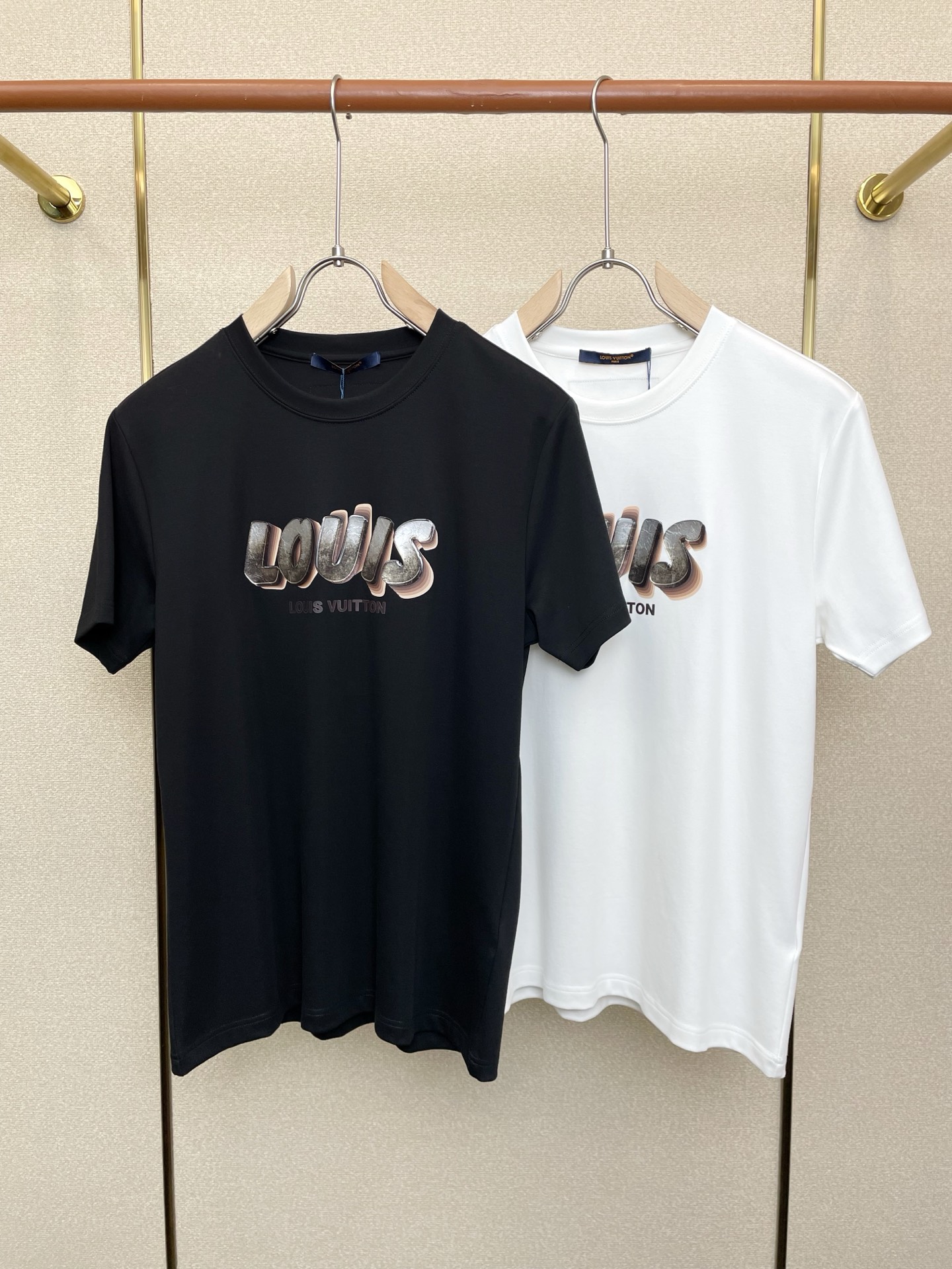 NO:684927,.Louis Vuitton’s new and popular men’s casual short-sleeve originals. High-end customization. High-end version. Fashionable and versatile imported fabrics. Super soft and delicate feel. Skin-friendly and comfortable to wear. High-end boutique. The upper body is exquisitely made by the factory. Men’s must-have items. Three standards are complete. Size M-3XL, Louis Vuitton, Louis Vuitton, T-shirt,19860909.Louis Vuitton路易威登砸锅卖铁都要上的新款新款原单男士休闲短袖 高端定制 高端版本 时尚百搭爆款进口面料 手感超柔软细腻 穿着亲肤舒适 高端精品 代工厂精细做上身非常赞 男士必备单品 三标齐全 码数M-3XL,,louis vuitton,louis vuitton,T-shirt,,Men's clothing