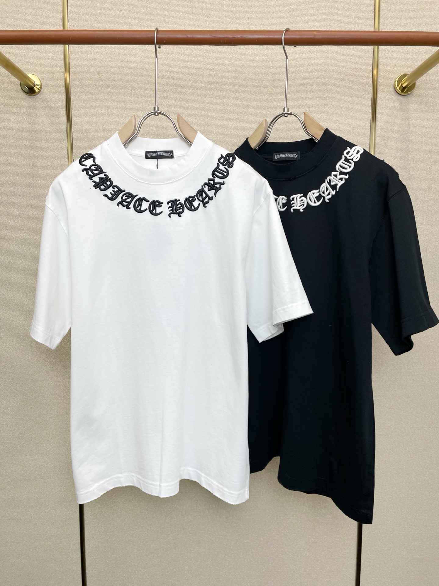 NO:684918,.Chrome hearts Chrome Hearts is a must-have new model of original men's casual short sleeves. High-end customization. High-end version. Fashionable and versatile imported fabrics. Super soft and delicate feel. Skin-friendly and comfortable to wear. High-end boutique. The upper body is exquisitely made by the factory. A must-have item for men. Three complete standards. Size M-2XL,,chrome hearts,chrome hearts,T-shirt,19860909.Chrome hearts克罗心砸锅卖铁都要上的新款新款原单男士休闲短袖 高端定制 高端版本 时尚百搭爆款进口面料 手感超柔软细腻 穿着亲肤舒适 高端精品 代工厂精细做上身非常赞 男士必备单品 三标齐全 码数M-2XL,,chrome hearts,chrome hearts,T-shirt,,Men's clothing