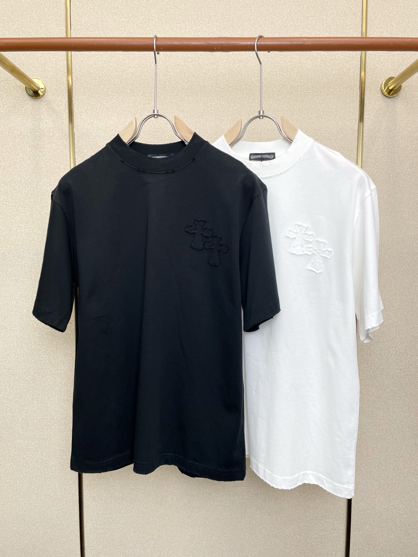 NO:684911,.Chrome hearts Chrome Hearts is a must-have new model of original men's casual short sleeves. High-end customization. High-end version. Fashionable and versatile imported fabrics. Super soft and delicate feel. Skin-friendly and comfortable to wear. High-end boutique. The upper body is exquisitely made by the factory. A must-have item for men. Three complete standards. Size M-2XL,,chrome hearts,chrome hearts,T-shirt,19860909.Chrome hearts克罗心砸锅卖铁都要上的新款新款原单男士休闲短袖 高端定制 高端版本 时尚百搭爆款进口面料 手感超柔软细腻 穿着亲肤舒适 高端精品 代工厂精细做上身非常赞 男士必备单品 三标齐全 码数M-2XL,,chrome hearts,chrome hearts,T-shirt,,Men's clothing