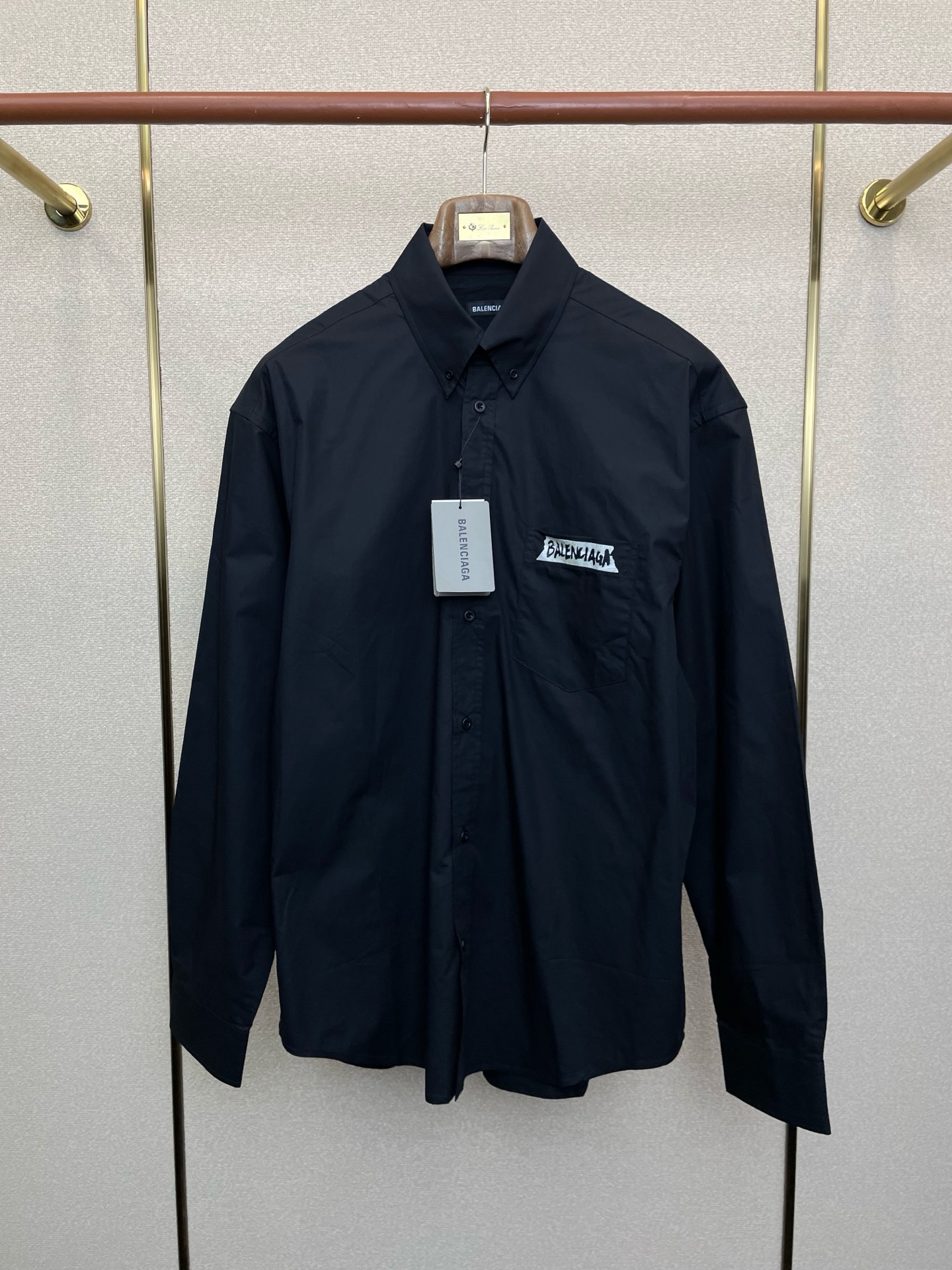 NO:684890,.BALENCIAGA Balenciaga's new and original men's casual shirt is a must-have. High-end customization. High-end version. Fashionable and versatile imported fabrics. Super soft and delicate feel. Skin-friendly and comfortable to wear. High-end boutique. The upper body is finely made by the factory. It is a must-have item for men. All three standards are complete. Size 46.48.50.52,,balenciaga,balenciaga,shirts,19860909.BALENCIAGA巴黎世家砸锅卖铁都要上的新款新款原单男士休闲衬衫 高端定制 高端版本 时尚百搭爆款进口面料 手感超柔软细腻 穿着亲肤舒适 高端精品 代工厂精细做上身非常赞 男士必备单品 三标齐全 码数46.48.50.52,,balenciaga,balenciaga,shirts,,Men's clothing