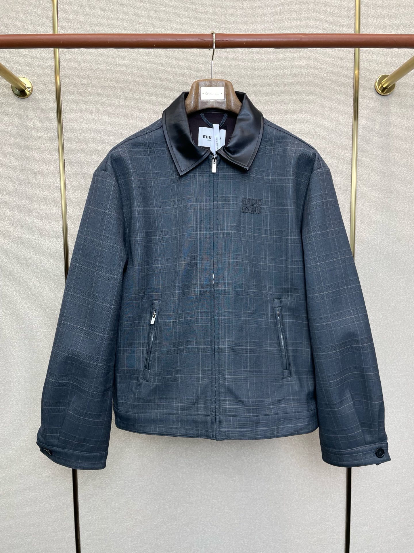 NO:684899,.Miumiu sells the best new original men's casual jackets. Plaid letter embroidered jackets. High-end customization. High-end versions. Fashionable and versatile imported fabrics. Super soft and delicate feel. Skin-friendly and comfortable to wear. Warm and comfortable. High-end boutique. The upper body is made by the OEM. It is a must-have item for men. Three standards are complete. The code number is 36.38.40.42,,miumiu,jackets & coats,jackets & coats,19860909.Miumiu谬谬砸锅卖铁都要上的新款新款原单男士休闲夹克 格纹字母刺绣夹克外套 高端定制 高端版本 时尚百搭爆款进口面料 手感超柔软细腻 穿着亲肤舒适 保暖舒适 高端精品 代工厂精细做上身非常赞 男士必备单品 三标齐全 码数36.38.40.42,,miumiu,jackets & coats,jackets & coats,,Men's clothing