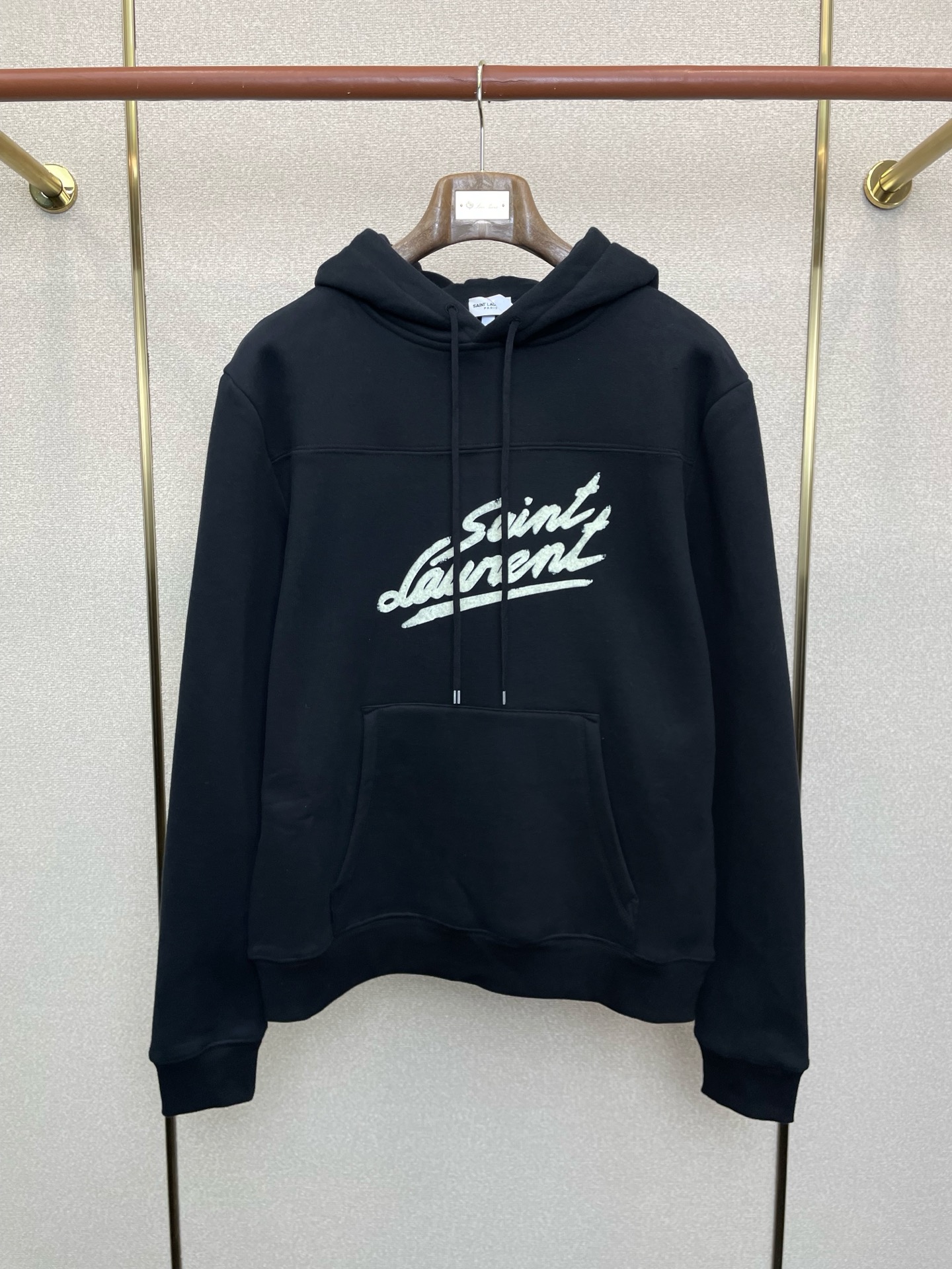 NO:684887,.SAINT LAURENT Saint Laurent's new and popular men's casual sweatshirt. Saint Laurent logo printed hooded sweatshirt. High-end customization. High-end version. Fashionable and versatile imported fabrics. Super soft and delicate feel. Skin-friendly and comfortable to wear. Warm and comfortable. High-end boutique. The upper body is made by the factory. It is a must-have item for men. Three complete standards. Size S-XL, saint laurent, saint.  laurent,hoodie,sweatshirts,hats,19860909.SAINT LAURENT圣罗兰砸锅卖铁都要上的新款新款原单男士休闲卫衣 圣罗兰logo印花连帽卫衣 高端定制 高端版本 时尚百搭爆款进口面料 手感超柔软细腻 穿着亲肤舒适 保暖舒适 高端精品 代工厂精细做上身非常赞 男士必备单品 三标齐全 码数S-XL,,saint laurent,saint laurent,hoodie,sweatshirts,hats,,Men's clothing