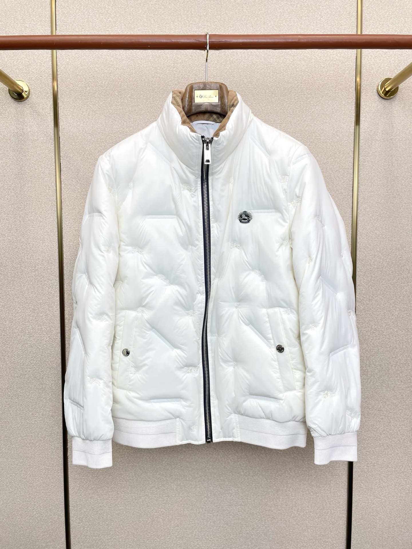 NO:684894,. Down Jacket - BURBERRY's new stand-up collar down jacket is a must-have. Trading company channels are rare. It is a must-have warm item for cooling weather. It can be worn for daily or outdoor sports. It is wear-resistant, scratch-resistant and easy to care for. It is paired with large square quilting technology to create a fluffy and full overall effect. It also has a strong thermal insulation and temperature locking effect, so that you are not afraid of the cold outdoor weather in autumn and winter!  Size M-3XL,,burberry,burberry,down jacket,19860909.羽绒服-BURBERRY巴宝莉砸锅卖铁都要上的新款立领羽绒服.贸易公司渠道稀出,降温天气必备的保暖单品,不论是日常还是户外运动都能穿.耐磨防刮易打理,在搭配大方格绗缝工艺,打造蓬松饱满的整体效果,兼顾强悍的保暖锁温效果,让你无惧秋冬季寒冷的户外天气! 尺码M-3XL,,burberry,burberry,down jacket,,Men's clothing