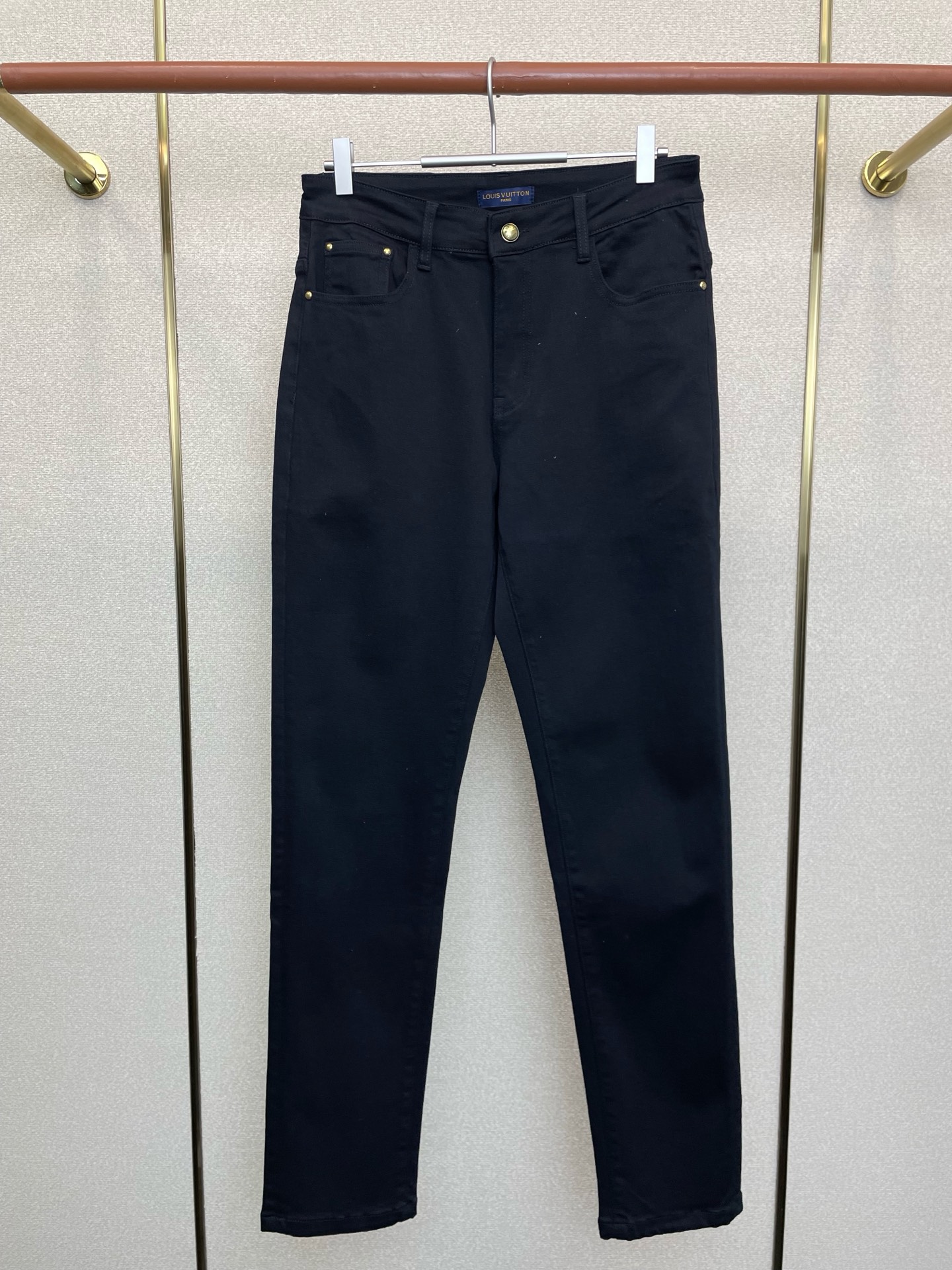 NO:684866,.Louis Vuitton's high-end version of the new casual jeans that Louis Vuitton sells all over the world. Custom-made fabrics at the counter. Highly breathable and comfortable, with impeccable details. The brand element design concept reflects high quality. It feels delicate and soft!  It presents a casual cut and the upper body shape is awesome!  Code number 29-38,,louis vuitton,louis vuitton,jeans,19860909.Louis Vuitton路易威登砸锅卖铁都要上的新款新款休闲牛仔裤高端版本 专柜定制面料 透气舒适度高,细节无可挑剔,品牌元素设计理念,体现高品质.手感细腻柔软！呈现休闲裁剪,上身版型超赞！码数29-38,,louis vuitton,louis vuitton,jeans,,Men's clothing