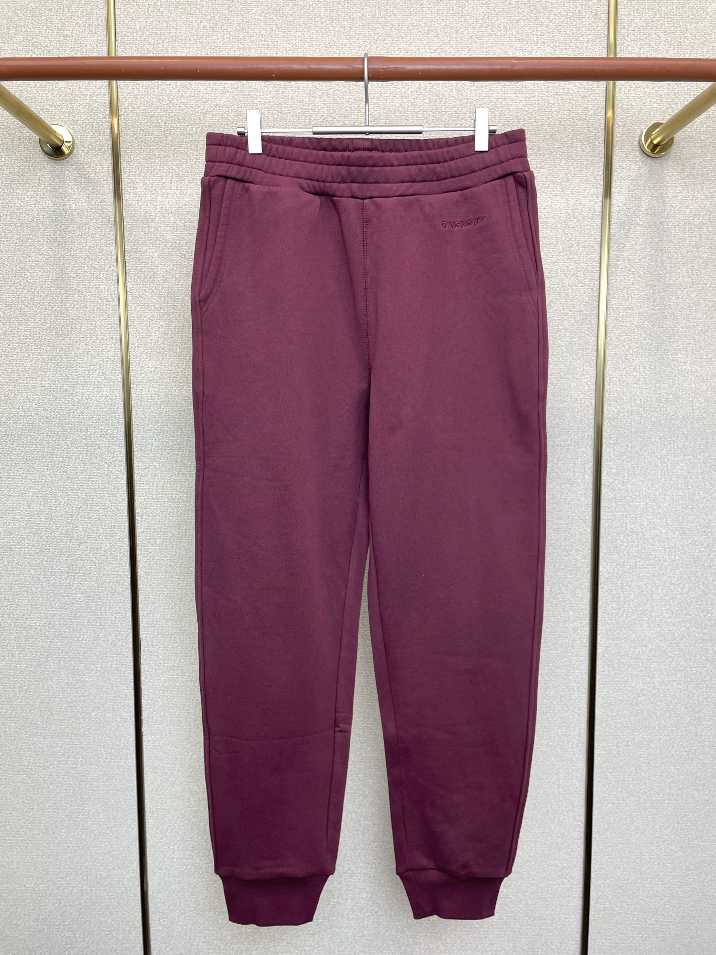 NO:684896,.GIVENCHY The new original men's casual trousers that are sold by Givenchy. High-end customization. High-end version. Fashionable and versatile imported fabrics. Super soft and delicate feel. Skin-friendly and comfortable to wear. High-end boutique. The upper body is finely made by the OEM. It is a must-have item for men. Three complete standards. Size S-2XL,,givenchy,givenchy,19860909.GIVENCHY纪梵希砸锅卖铁都要上的新款新款原单男士休闲裤 高端定制 高端版本 时尚百搭爆款进口面料 手感超柔软细腻 穿着亲肤舒适 高端精品 代工厂精细做上身非常赞 男士必备单品 三标齐全 码数S-2XL,,givenchy,givenchy,,Men's clothing