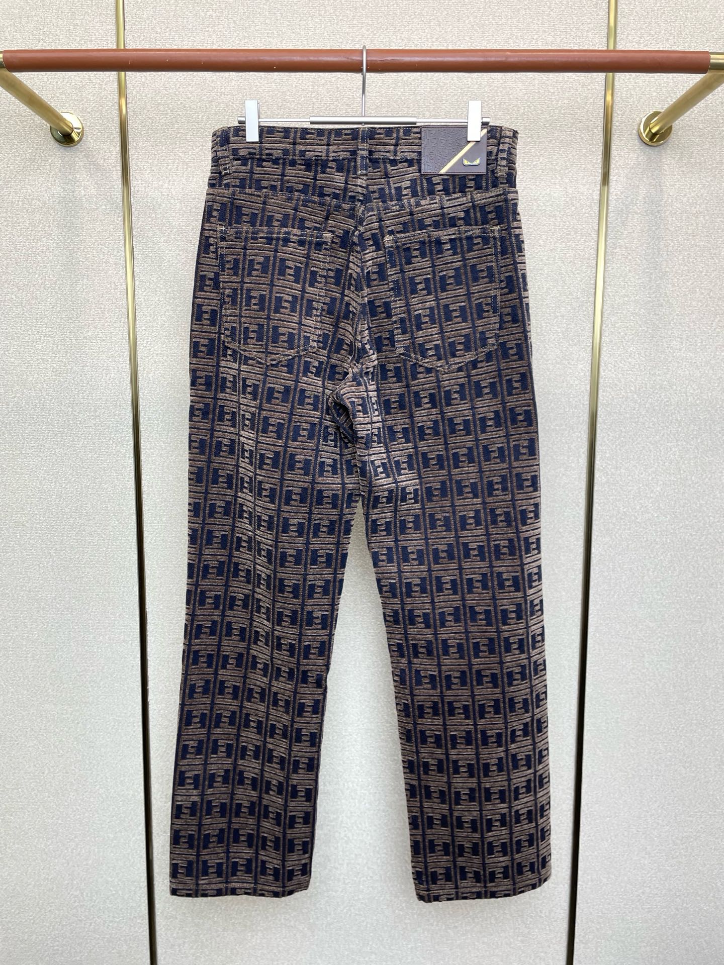 。FENDI芬迪💥独家专供新款休闲牛仔裤👖高端版本！专柜定制面料 透气舒适度高，细节无可挑剔，品牌元素设