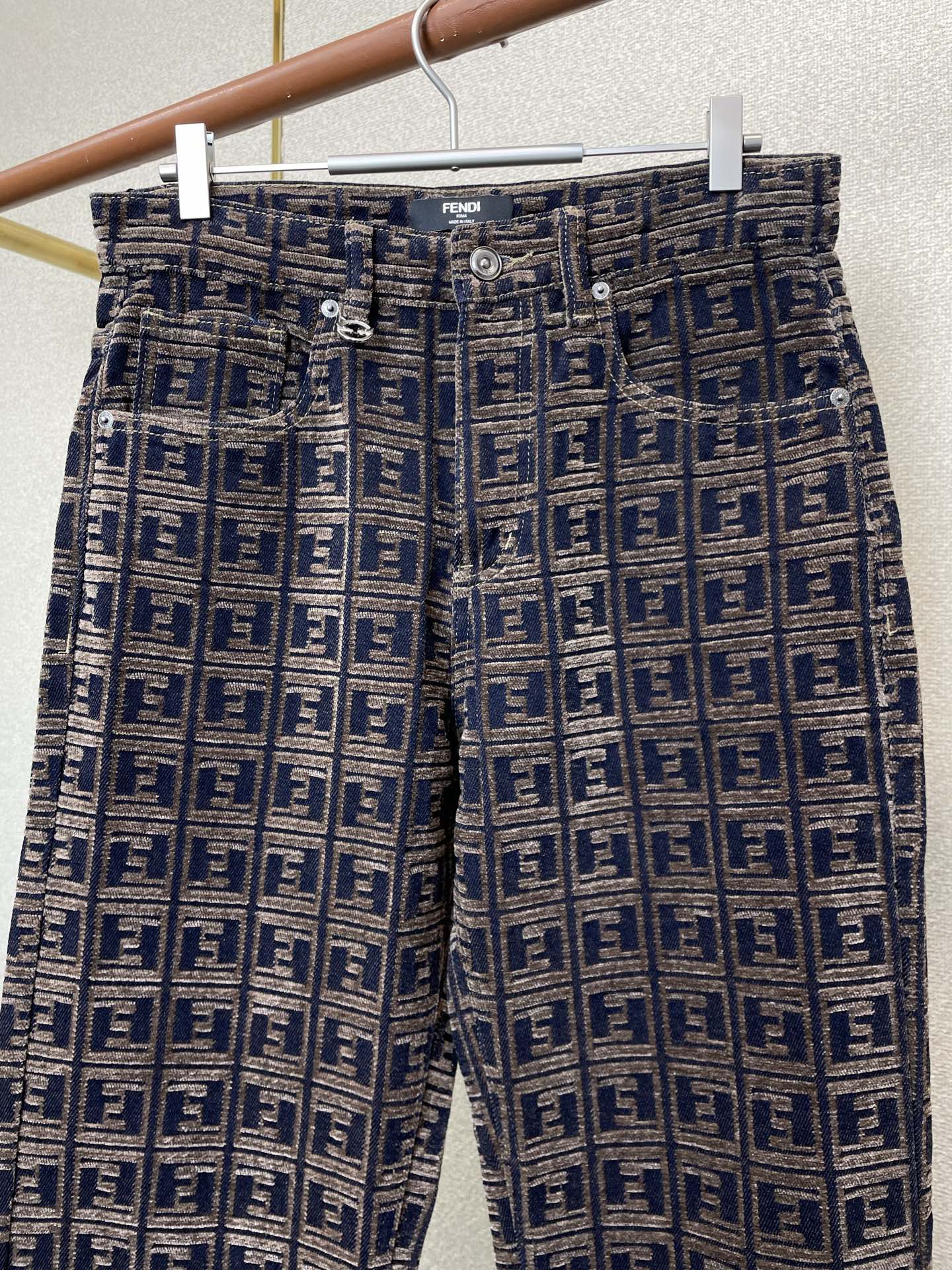 。FENDI芬迪💥独家专供新款休闲牛仔裤👖高端版本！专柜定制面料 透气舒适度高，细节无可挑剔，品牌元素设